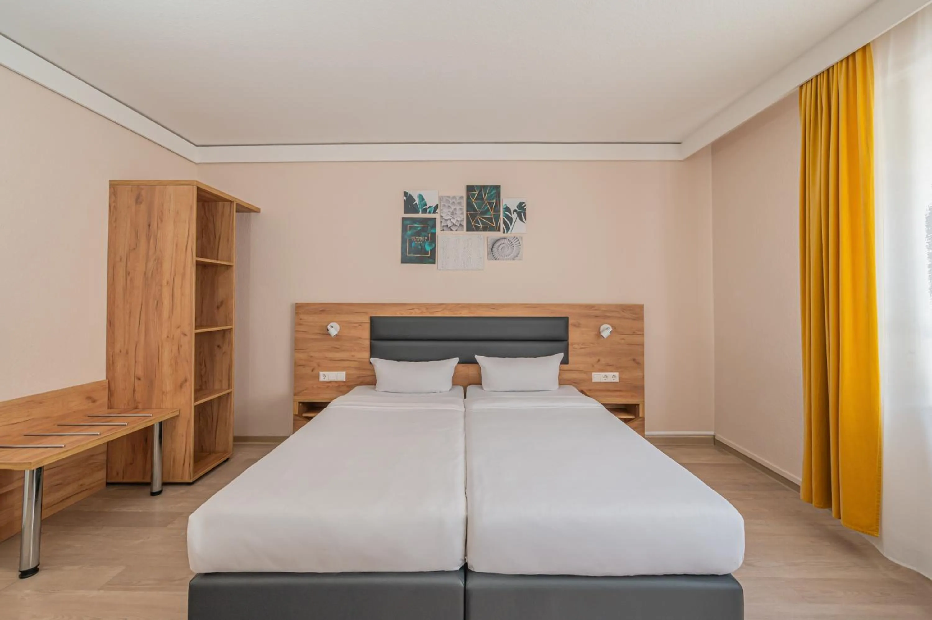 Photo of the whole room, Bed in Hotel Gute Hoffnung Pforzheim