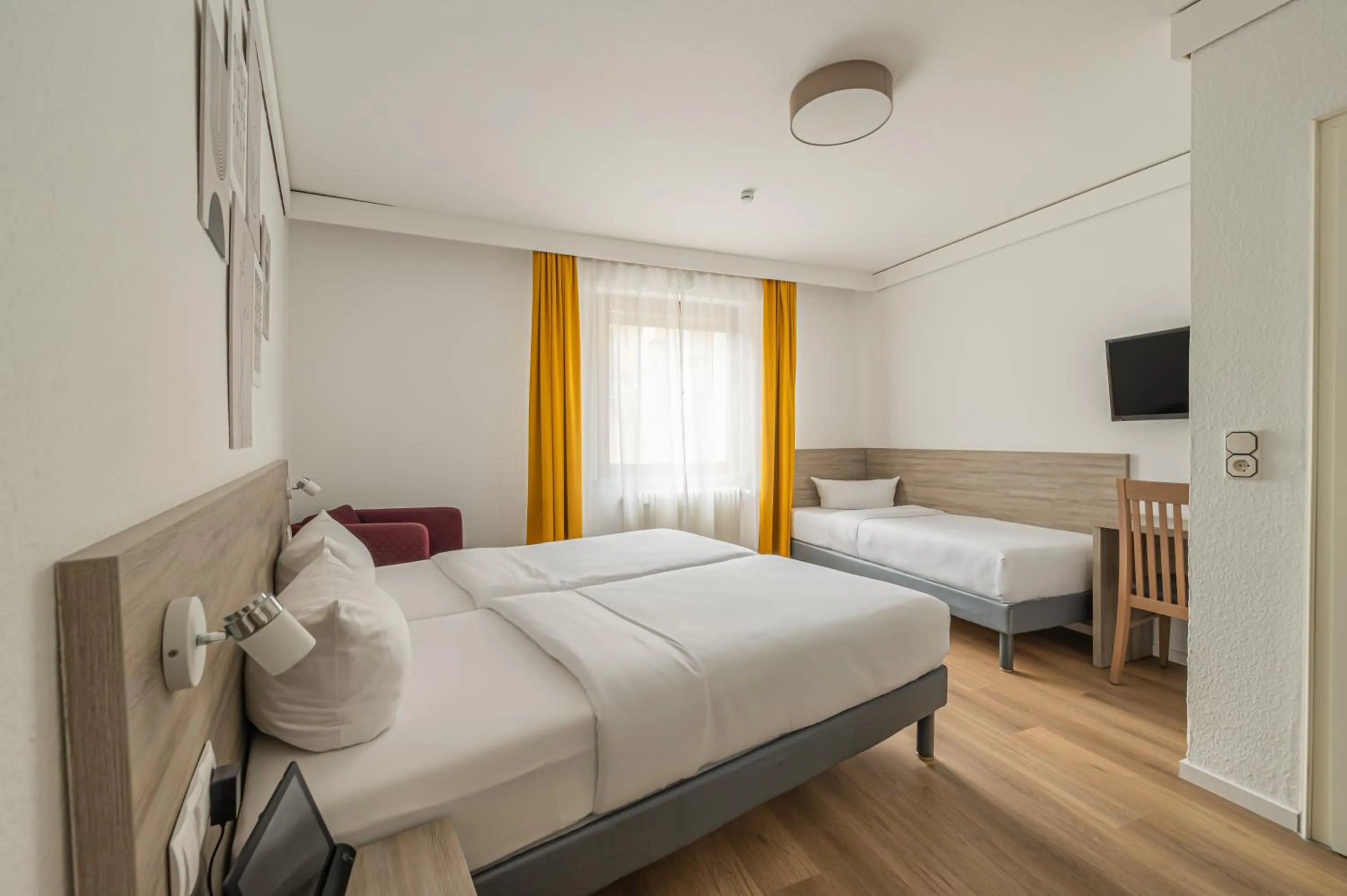 Photo of the whole room, Bed in Hotel Gute Hoffnung Pforzheim