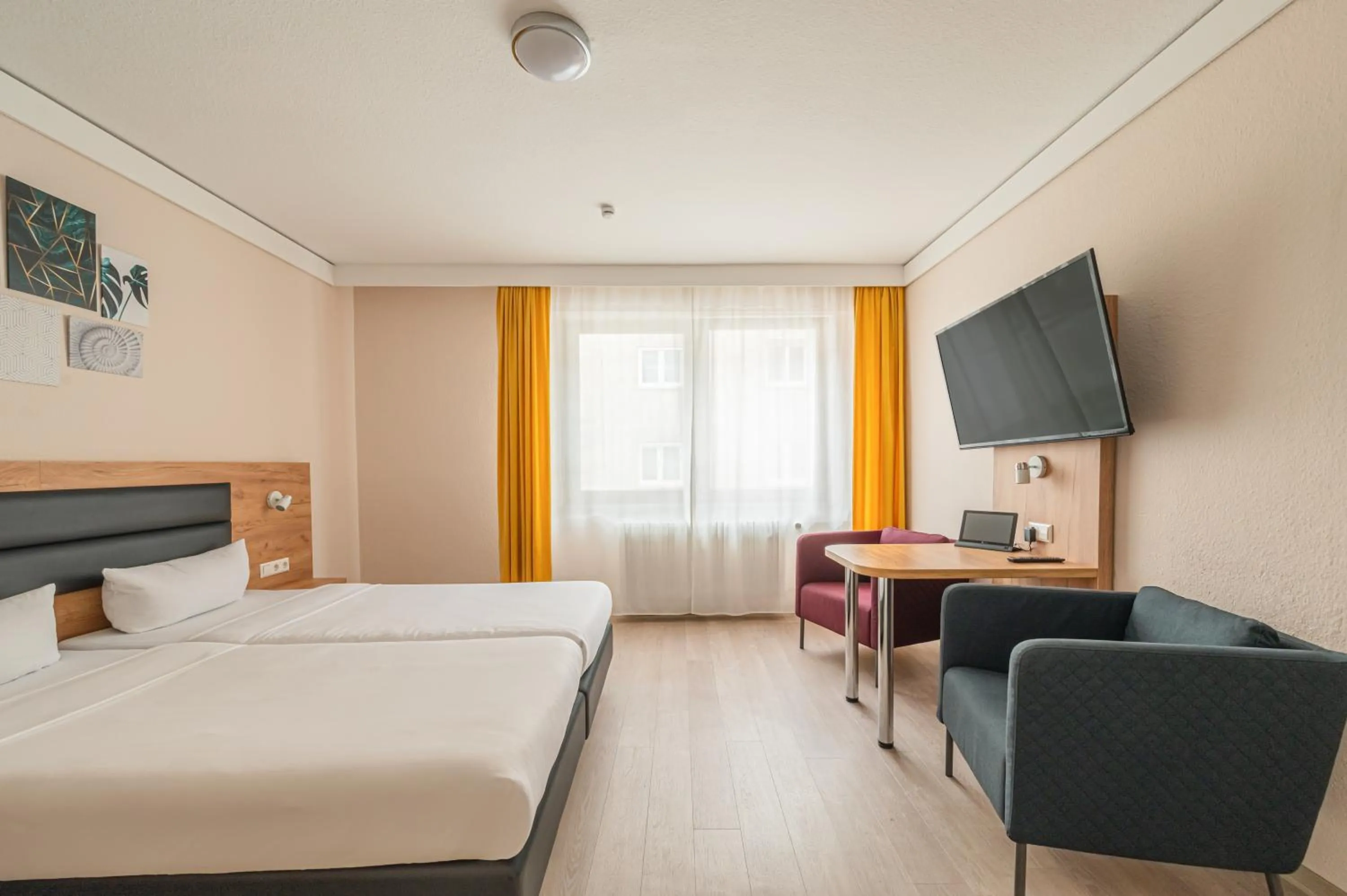 Photo of the whole room, Bed in Hotel Gute Hoffnung Pforzheim
