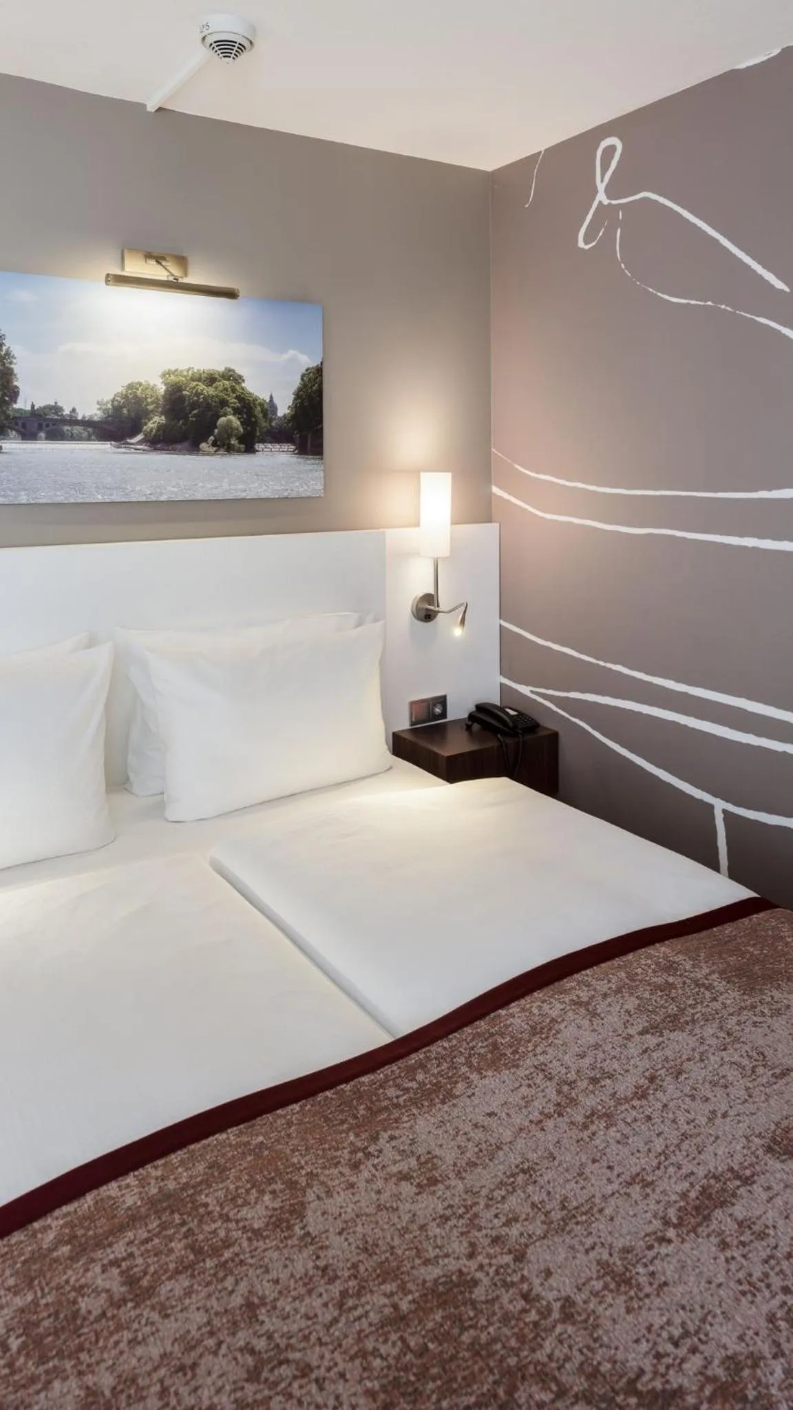 Photo of the whole room, Bed in Holiday Inn Munich City Centre by IHG