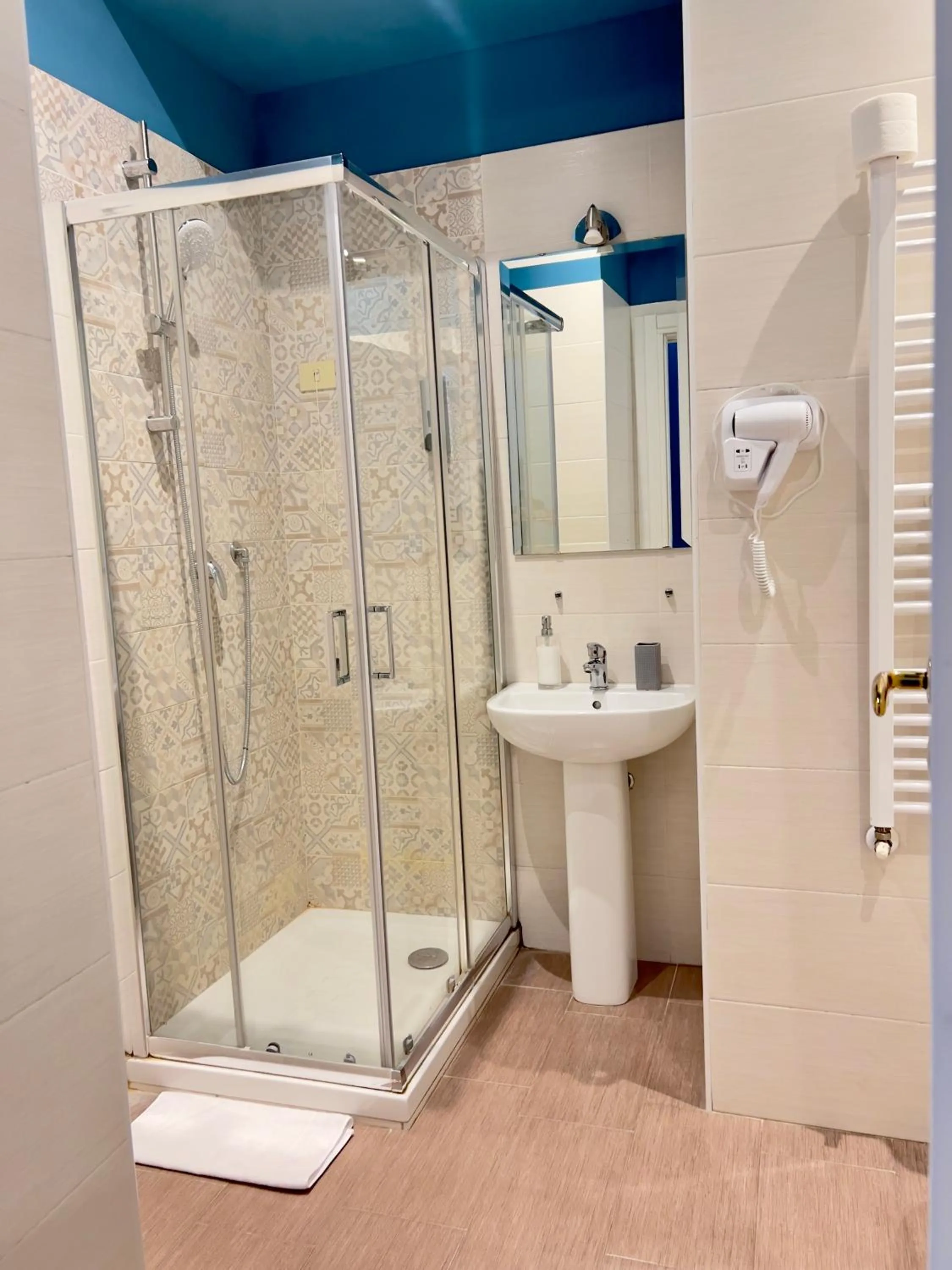 Bathroom in B&B Ruffo di Bagnara Palazzo Monumentale