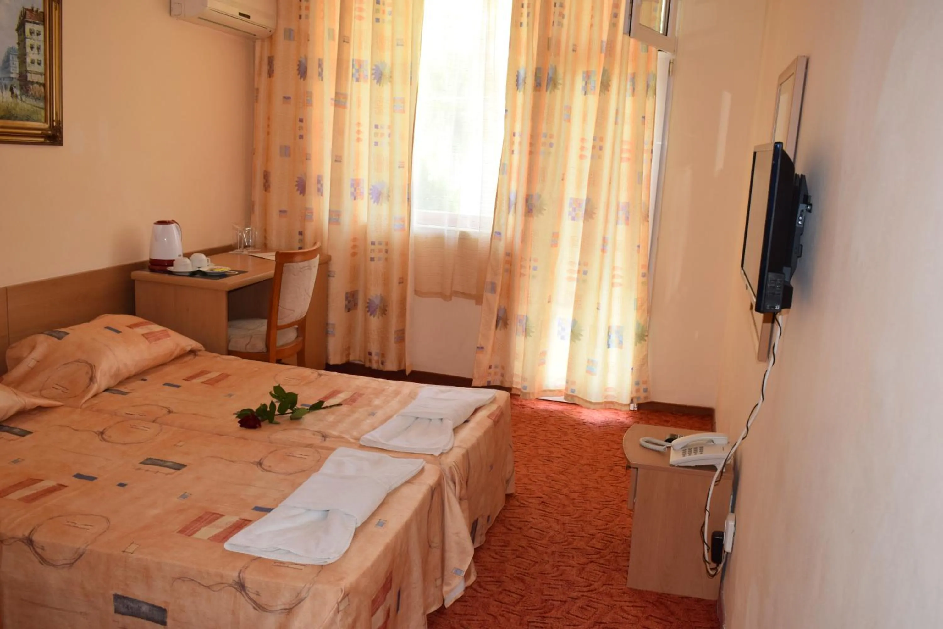 Photo of the whole room, Bed in Ahilea Hotel - Free Pool Access