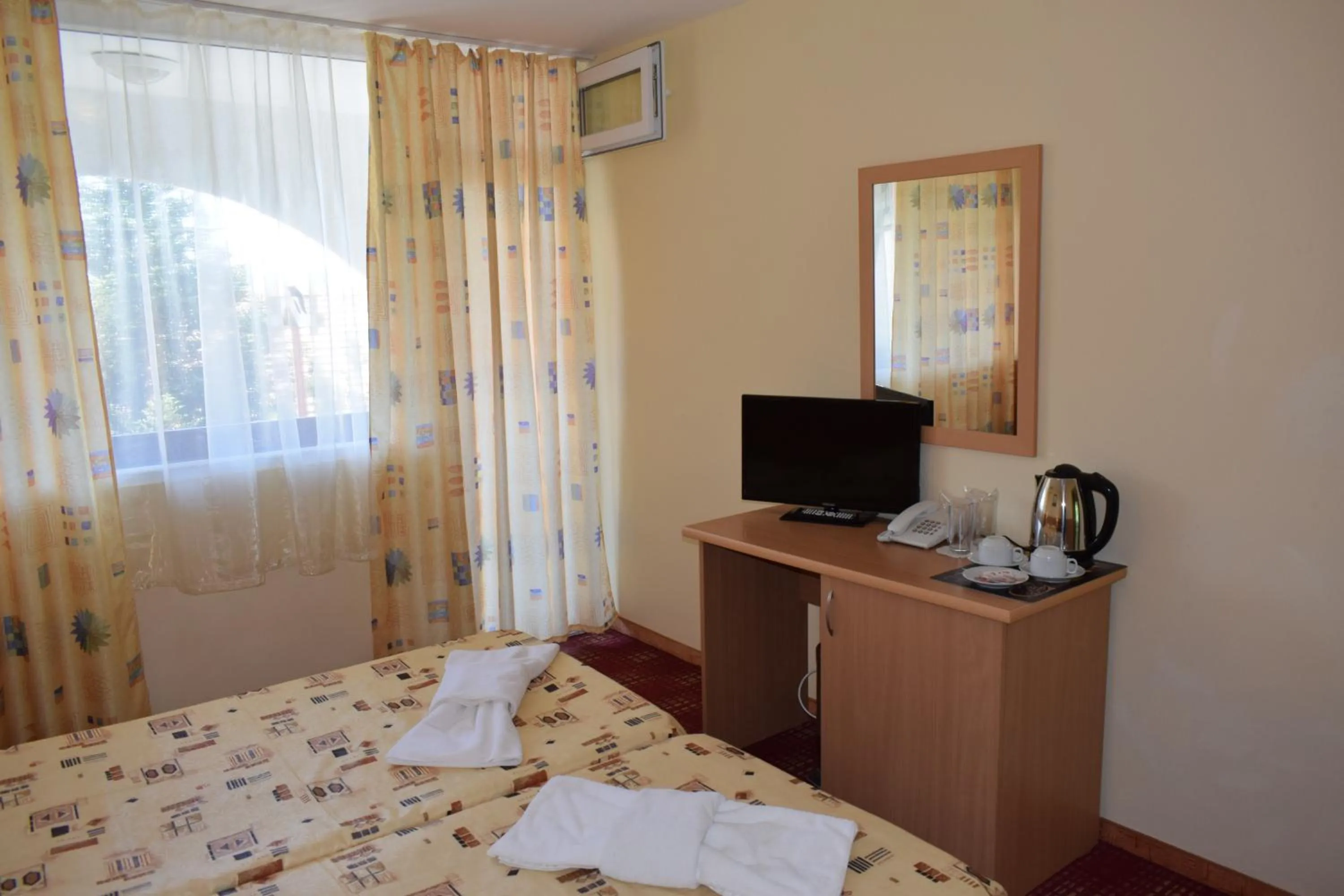 Photo of the whole room, Bed in Ahilea Hotel - Free Pool Access