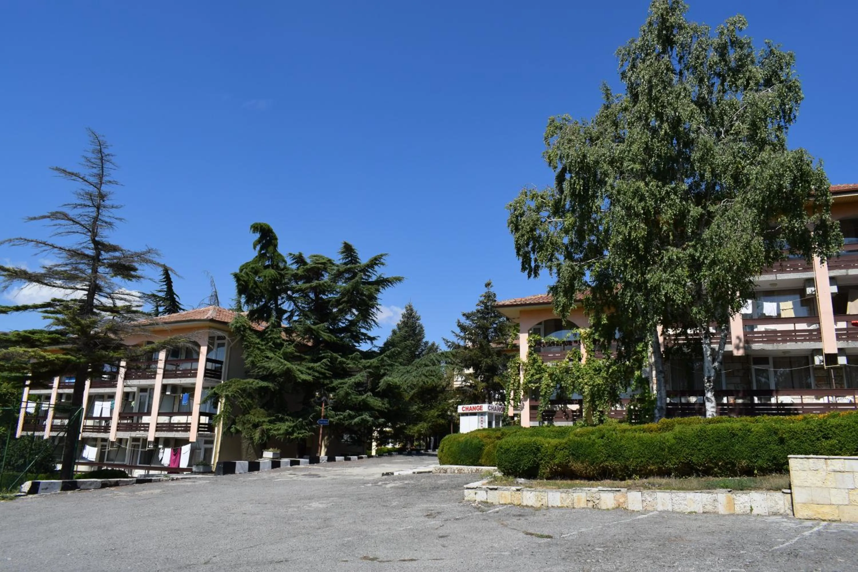 Garden view in Ahilea Hotel - Free Pool Access