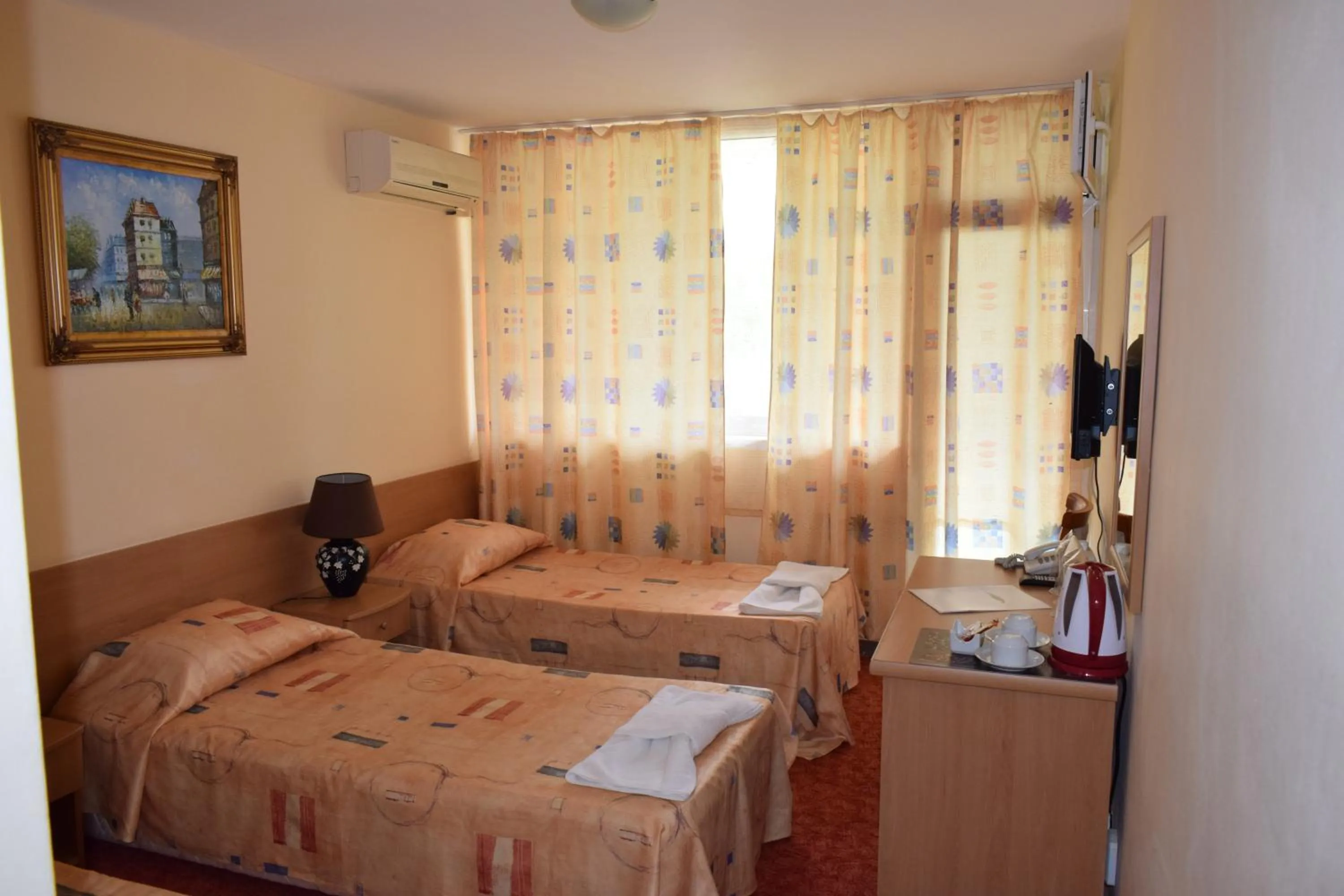 Bed in Ahilea Hotel - Free Pool Access