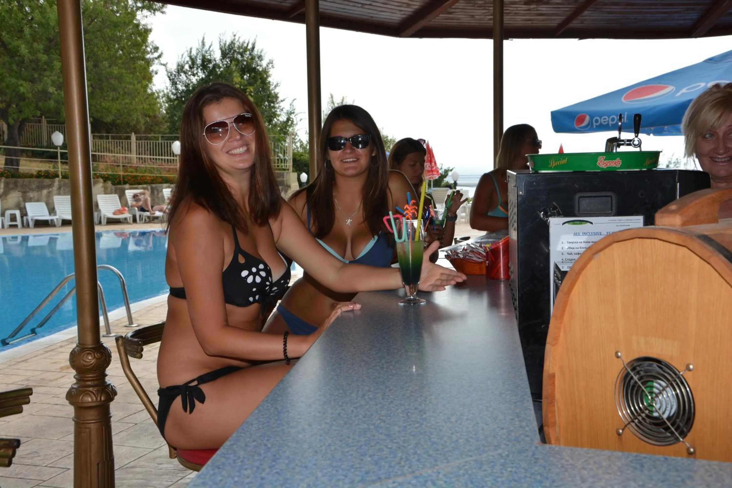 Lounge or bar in Ahilea Hotel - Free Pool Access