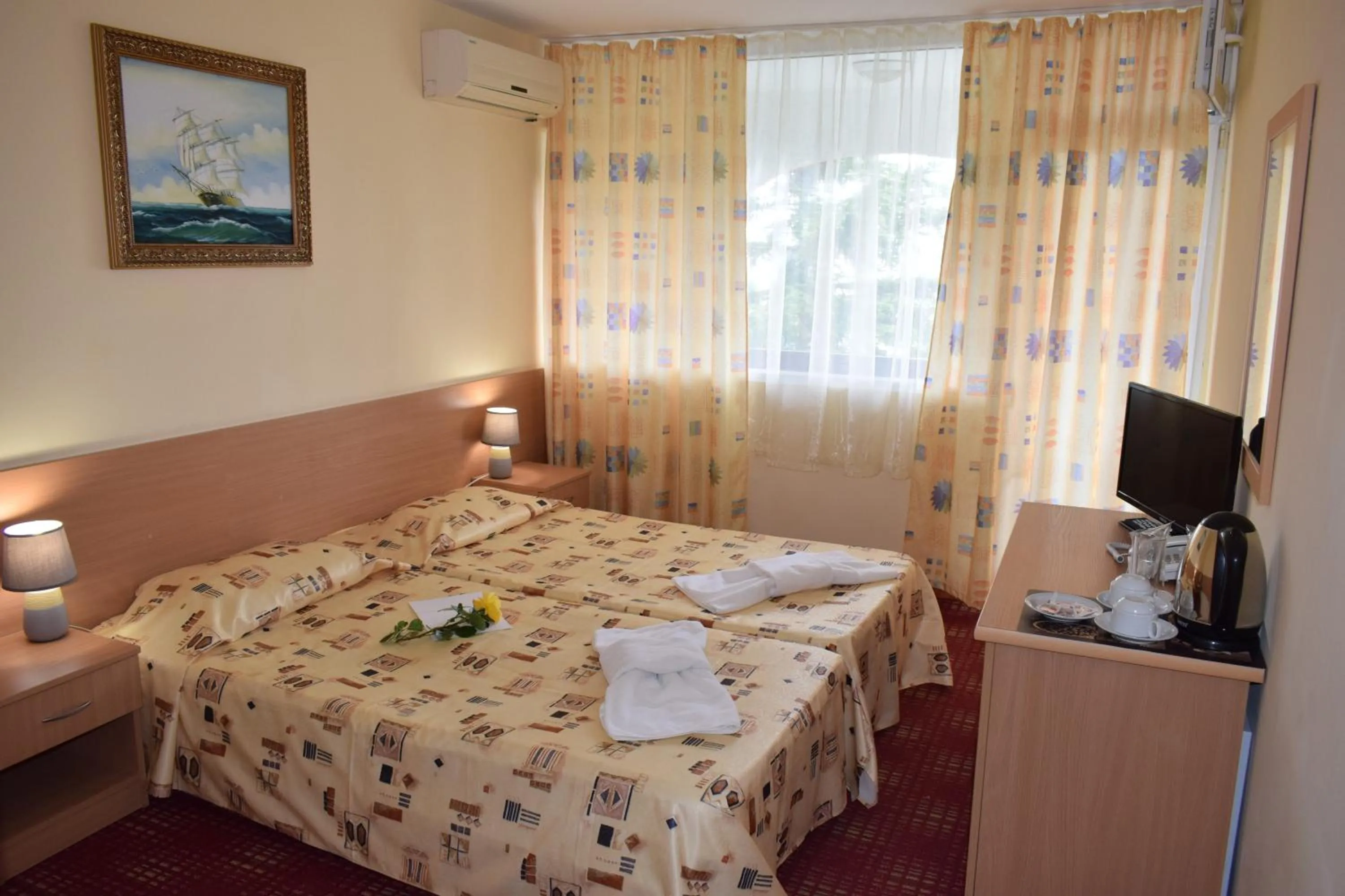 Photo of the whole room, Bed in Ahilea Hotel - Free Pool Access