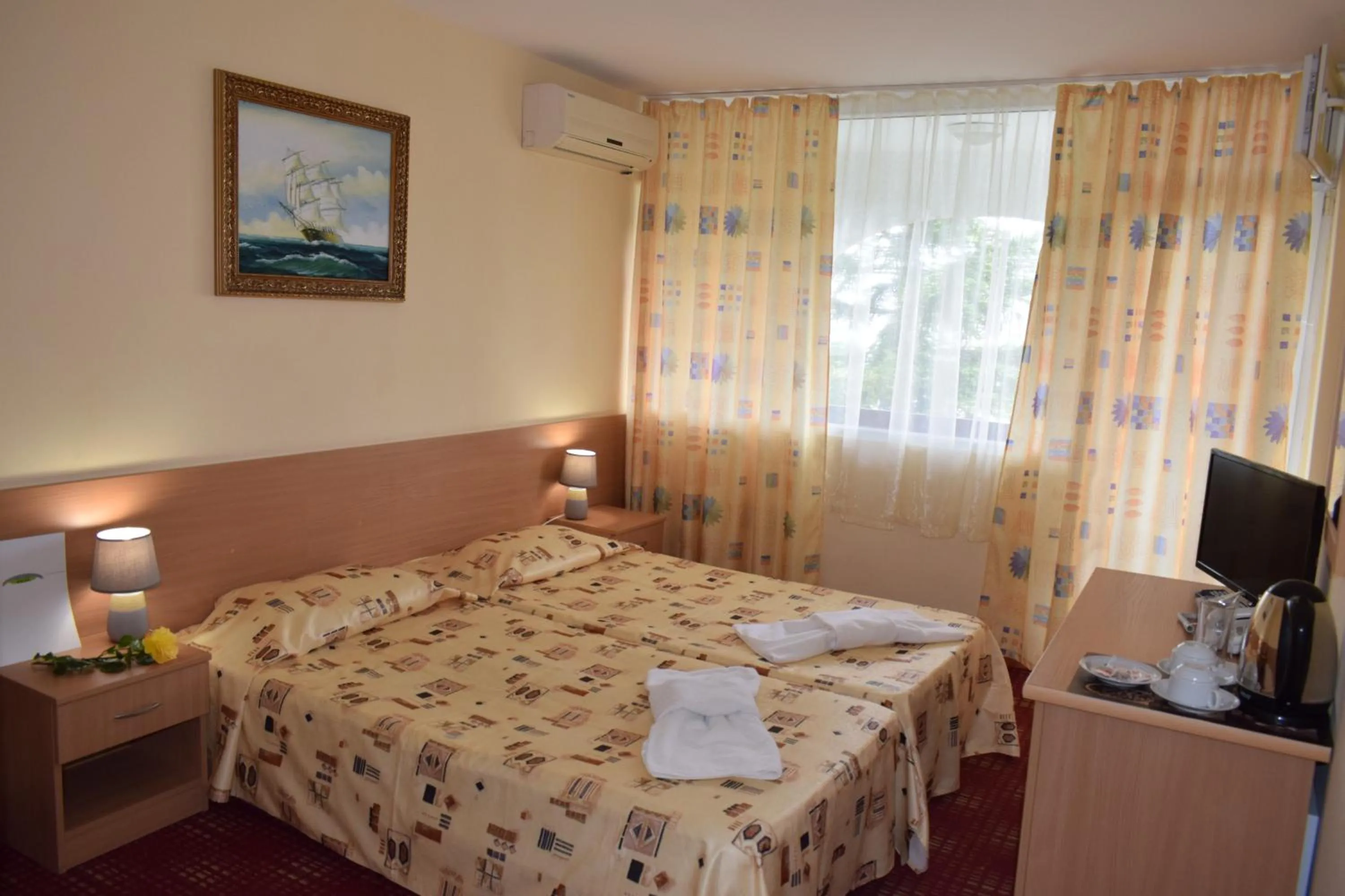 Bed in Ahilea Hotel - Free Pool Access