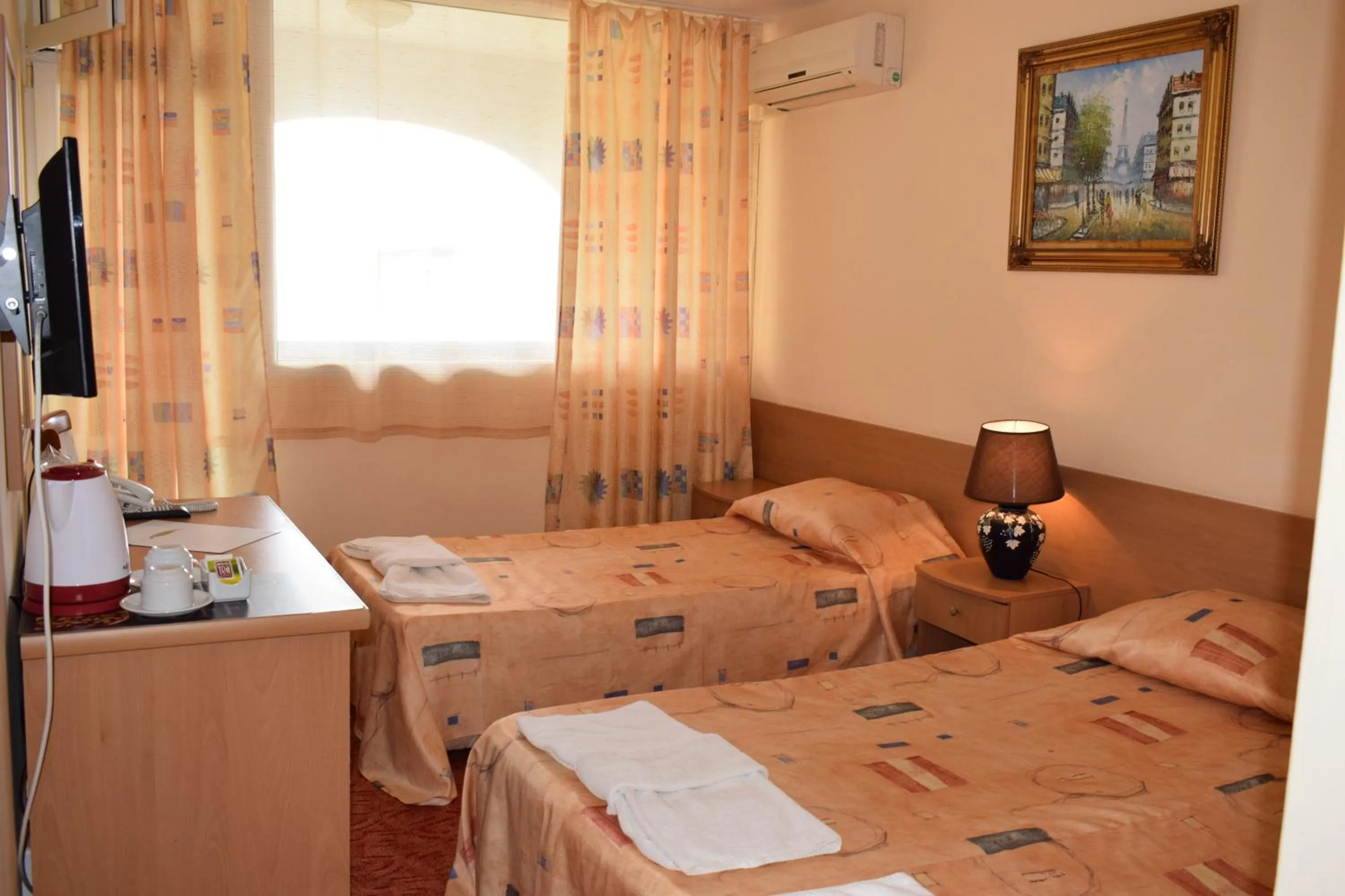 Photo of the whole room, Bed in Ahilea Hotel - Free Pool Access