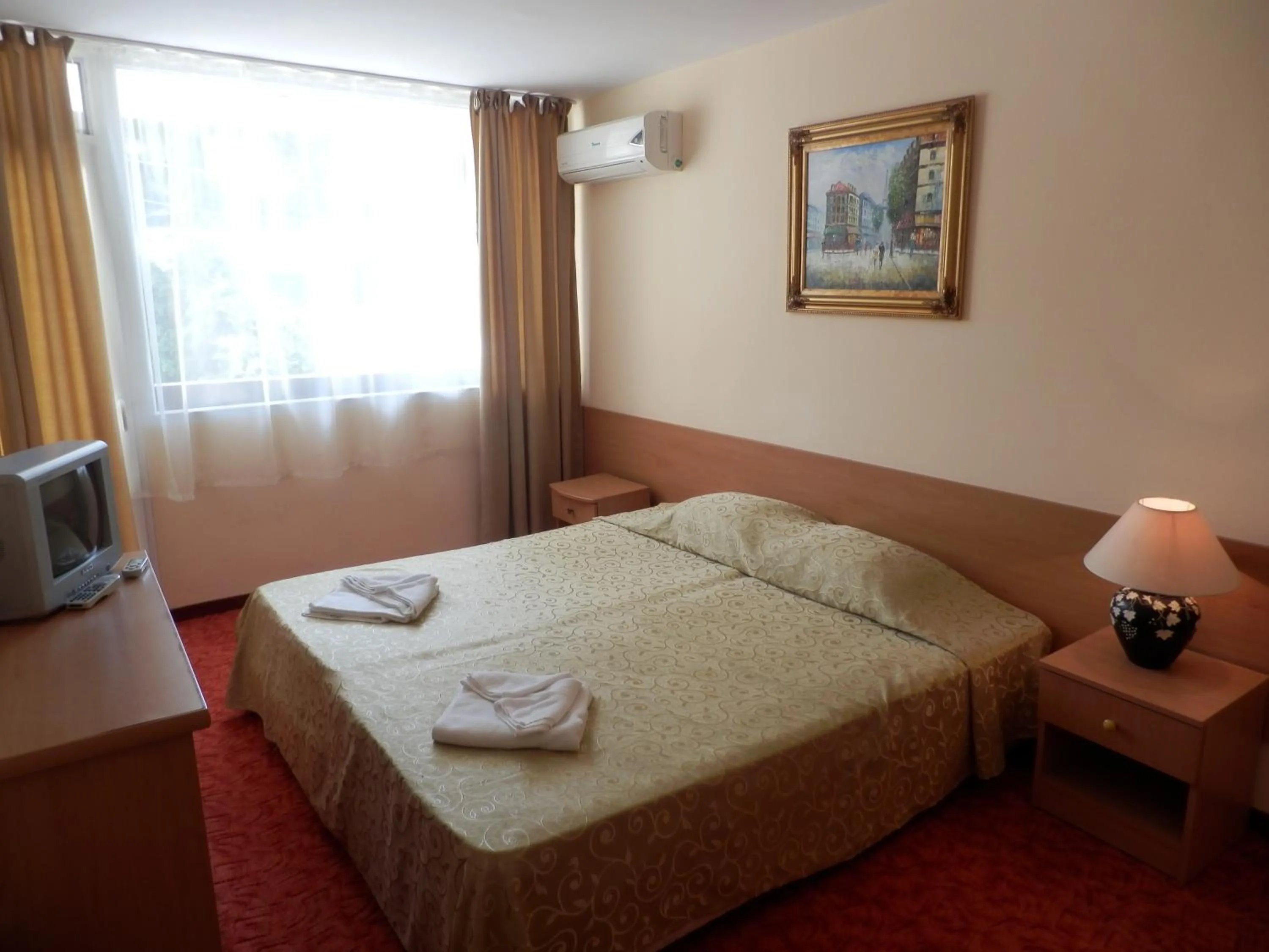 Photo of the whole room, Bed in Ahilea Hotel - Free Pool Access