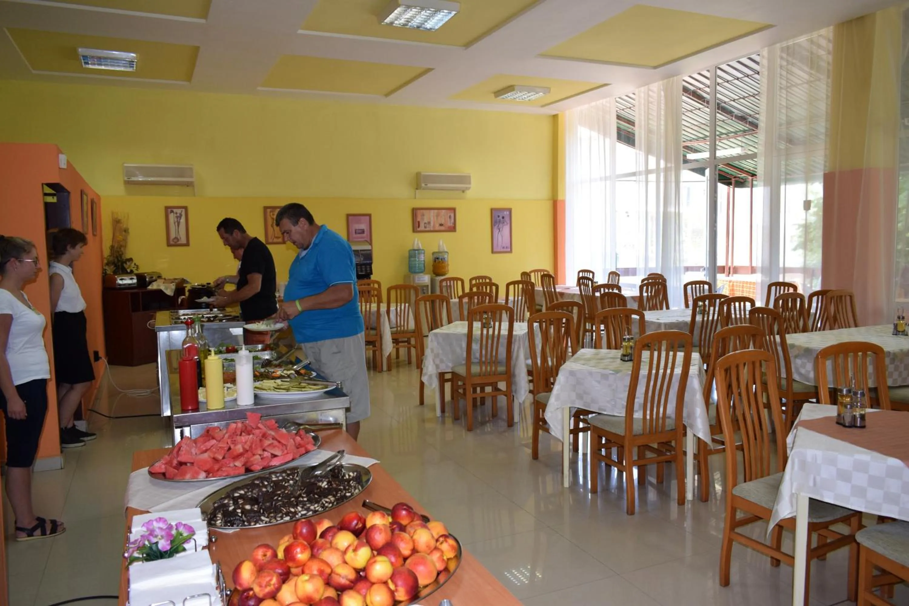 Food and drinks in Ahilea Hotel - Free Pool Access
