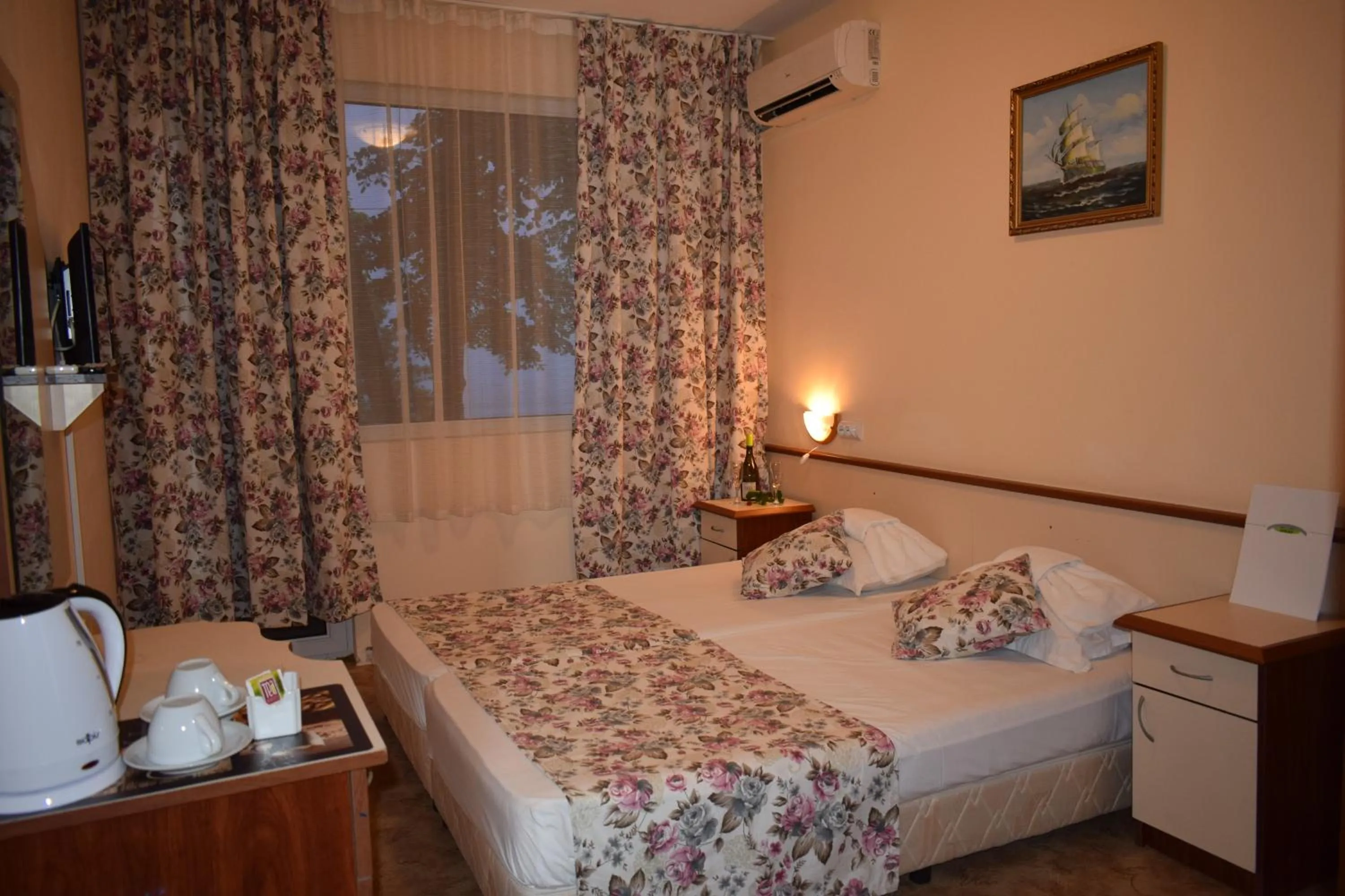 Photo of the whole room, Bed in Ahilea Hotel - Free Pool Access