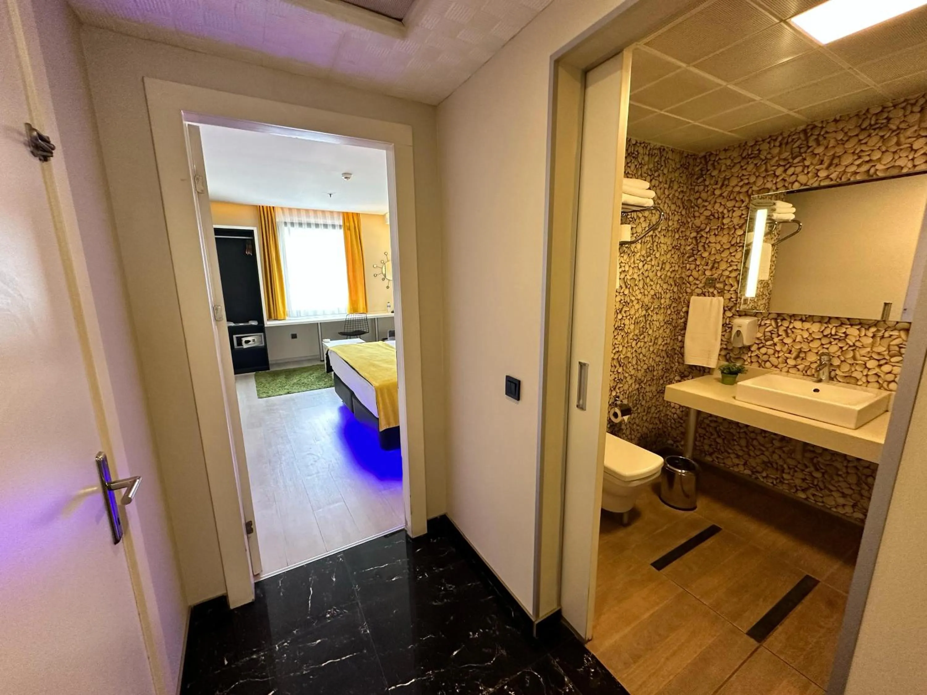 Shower in Tempo Suites Airport