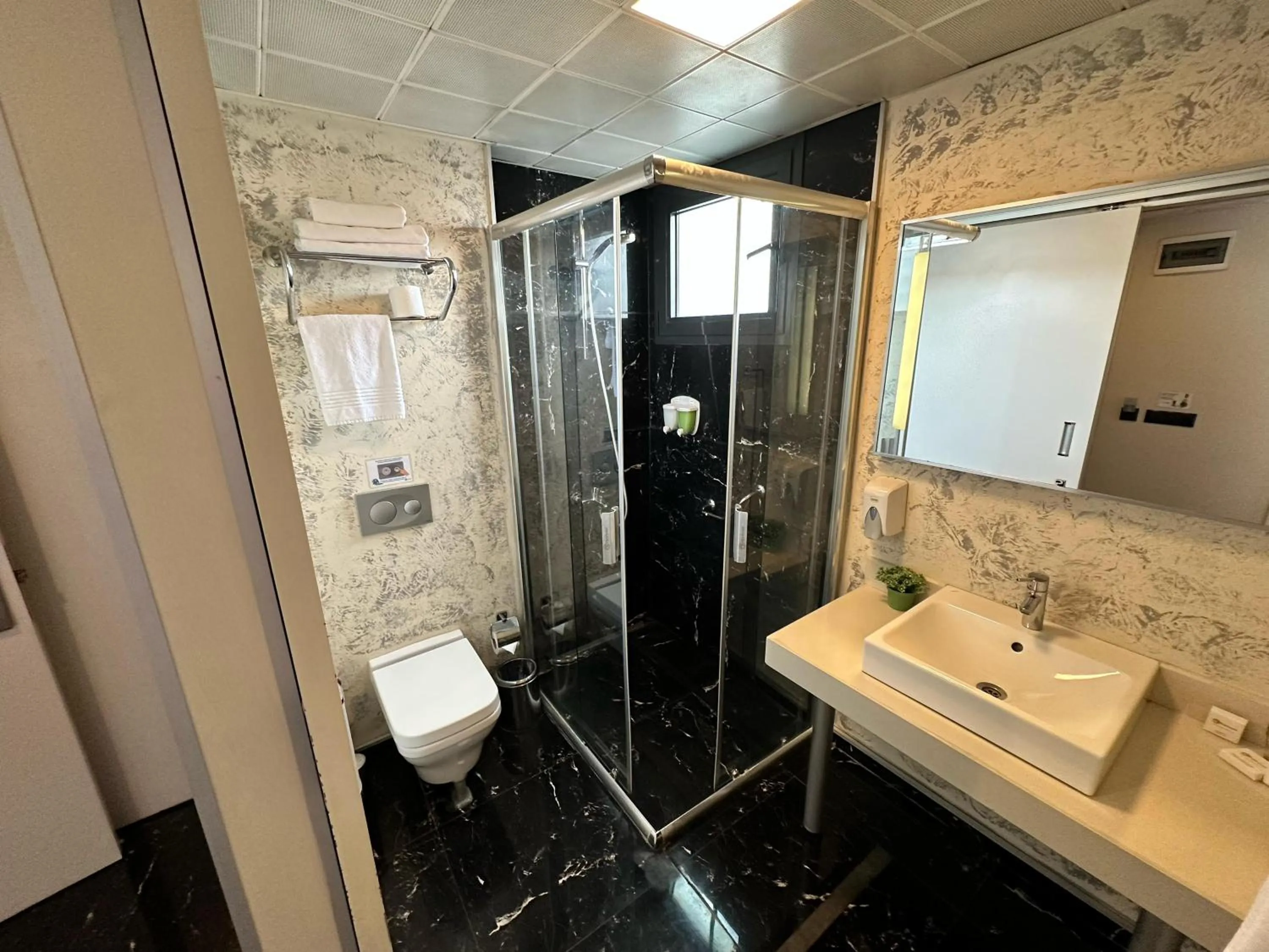 Shower in Tempo Suites Airport