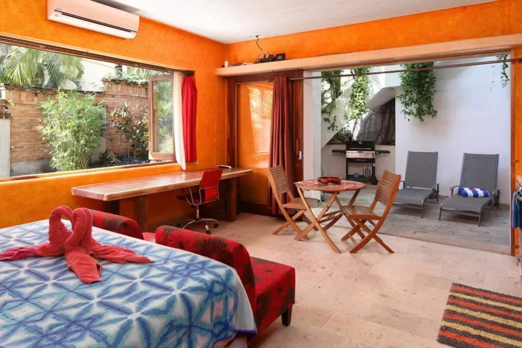 Villa Kiwi. Huge Pool, Steps To Town n Beach. 6 plus BRM 7.5 BTH 3 KCN