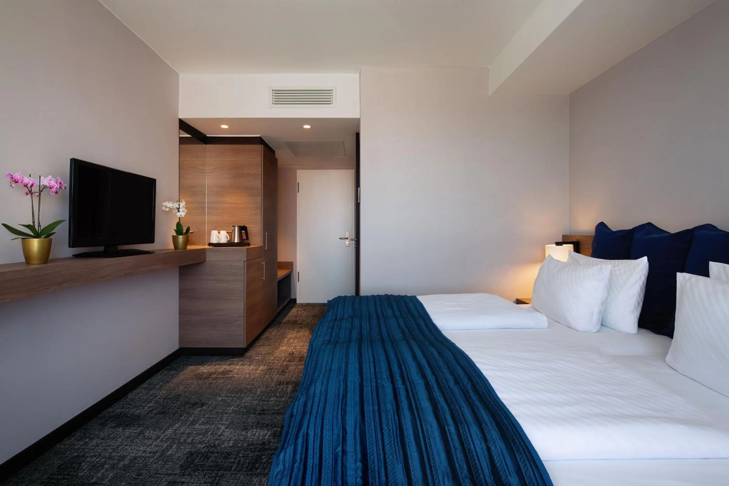 Photo of the whole room, Bed in Holiday Inn Berlin City Center East Prenzlauer Berg by IHG
