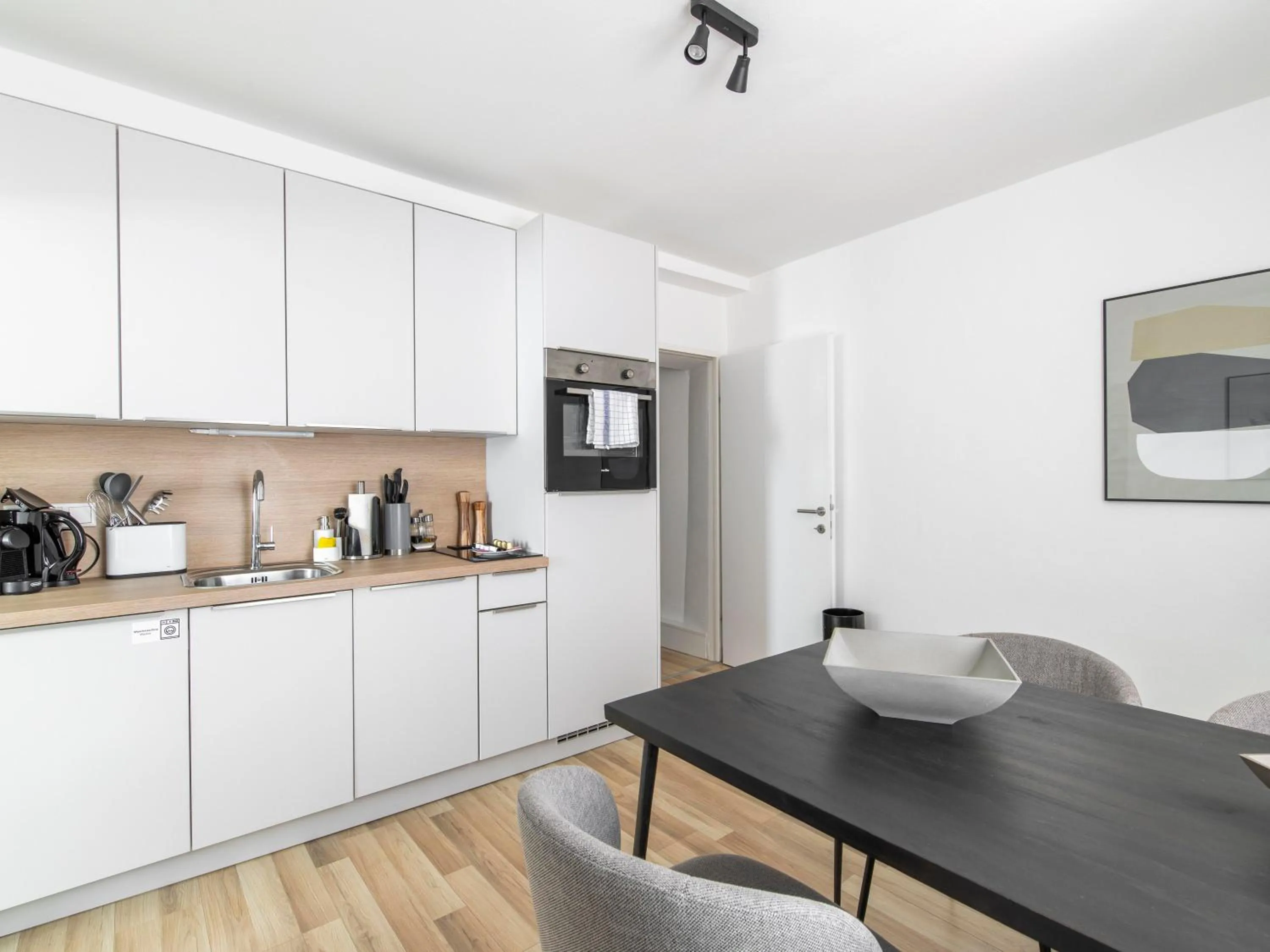 Kitchen or kitchenette in Limehome Villach Kirchenplatz