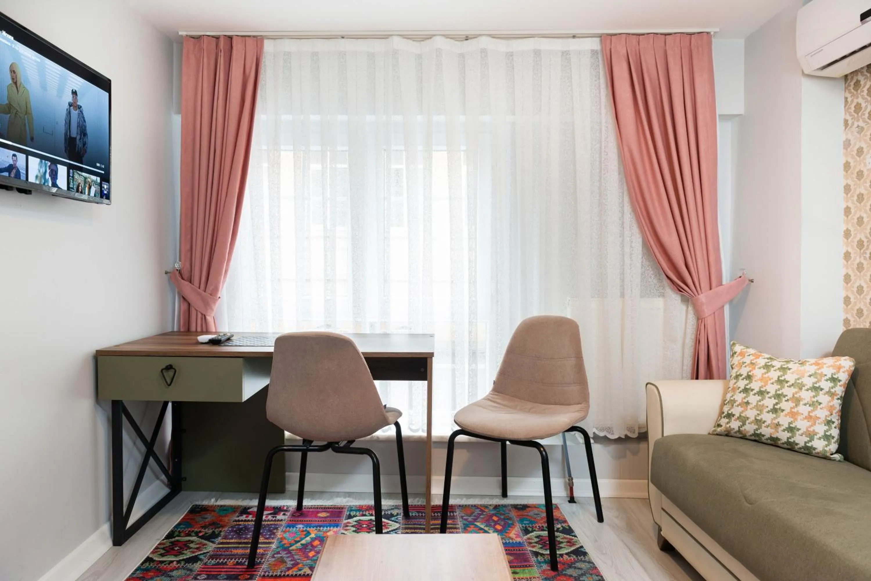 Communal lounge/ TV room in BLUE MARMARA SUITES