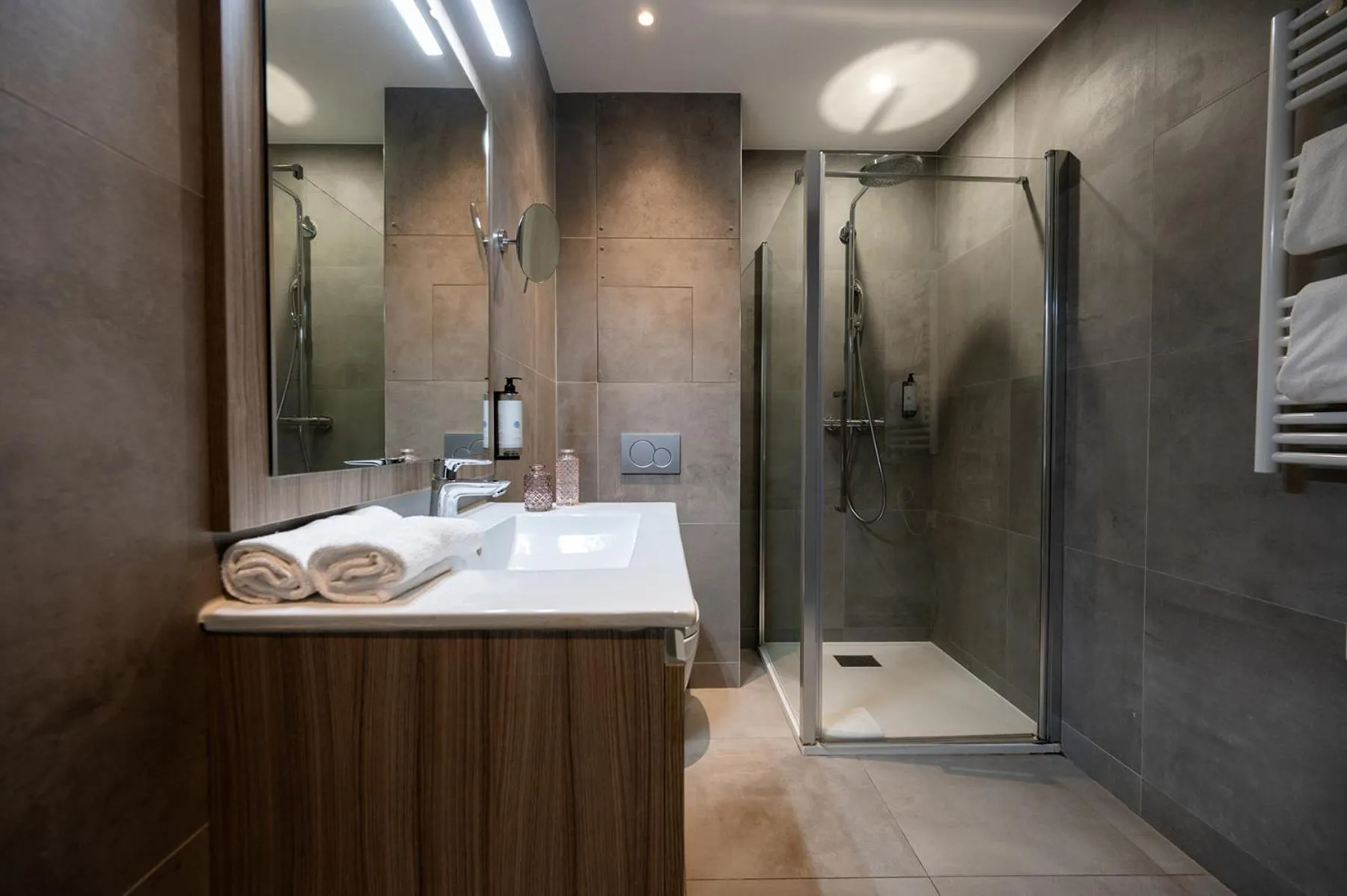 Bathroom in Nemea Appart Hotel Paris Levallois