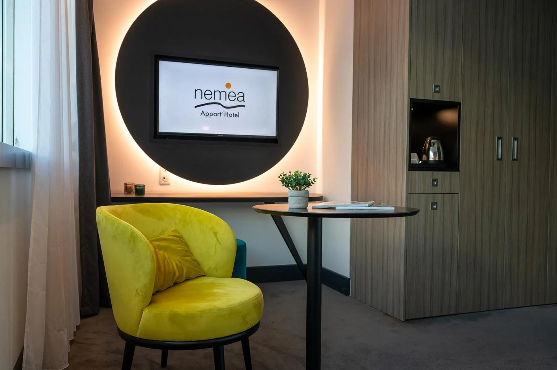 TV and multimedia in Nemea Appart Hotel Paris Levallois