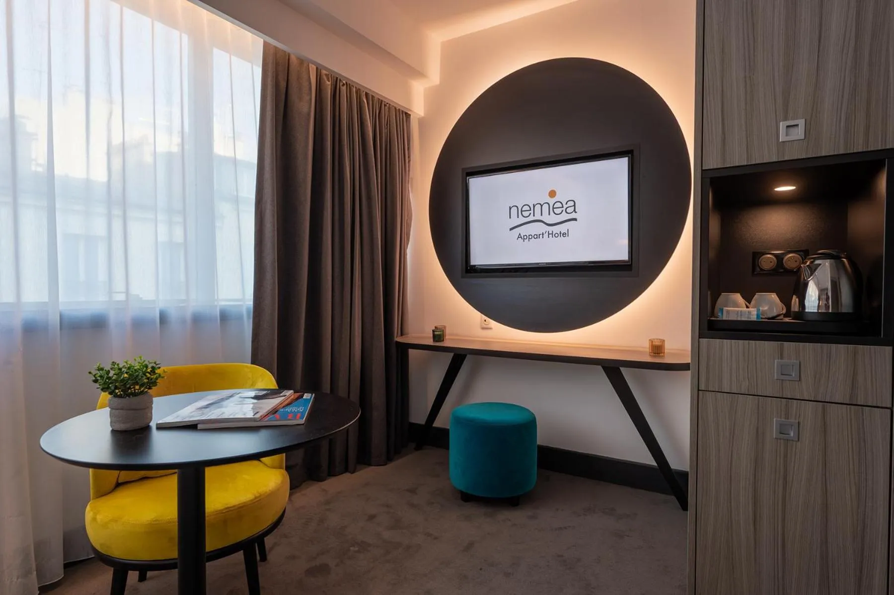 TV and multimedia in Nemea Appart Hotel Paris Levallois