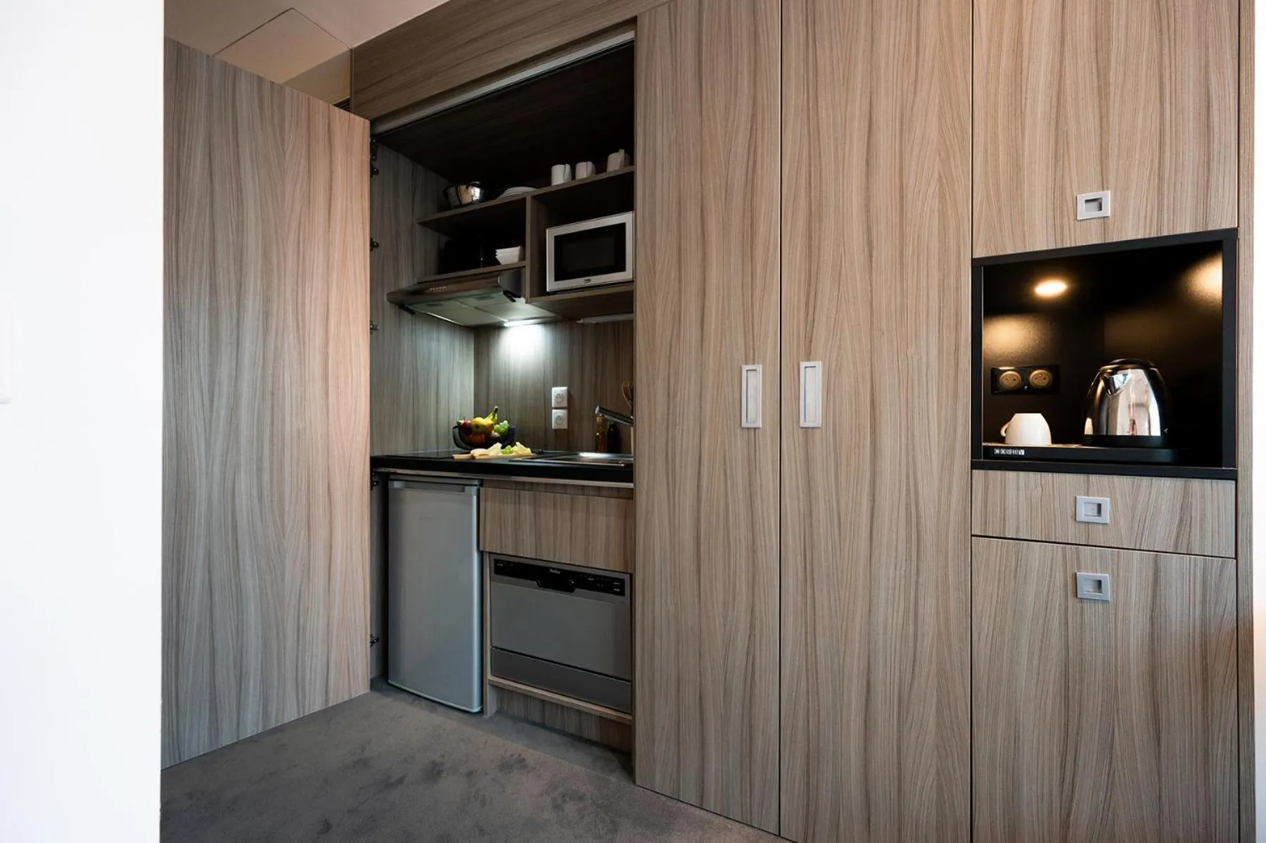 Kitchen or kitchenette in Nemea Appart Hotel Paris Levallois