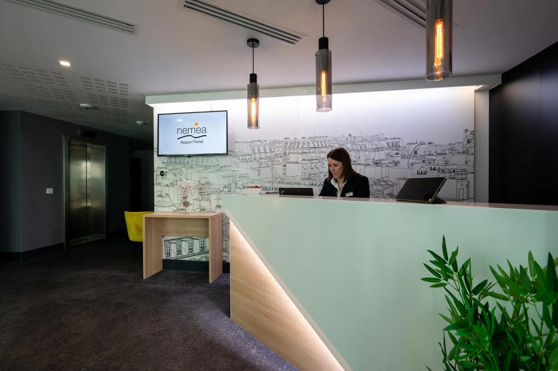 Lobby or reception in Nemea Appart Hotel Paris Levallois