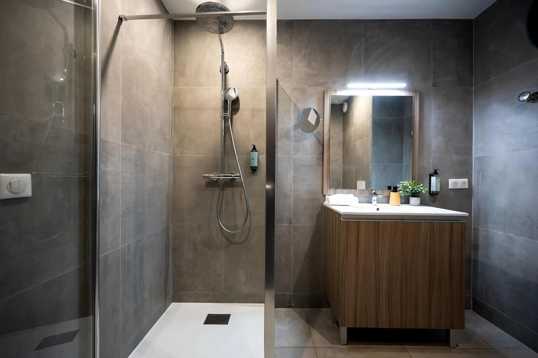 Bathroom in Nemea Appart Hotel Paris Levallois