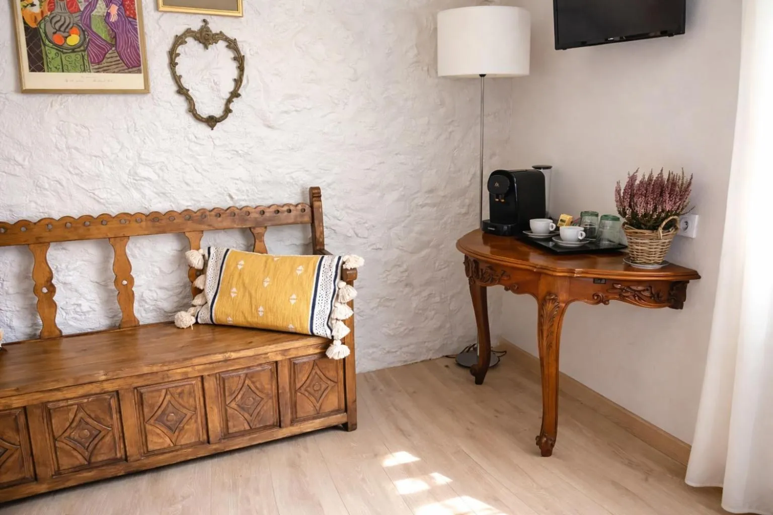 Coffee/tea facilities, Bed in Irin Hotel