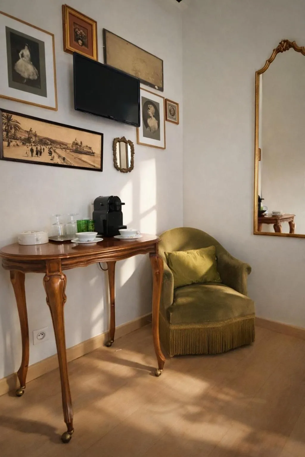 Coffee/tea facilities in Irin Hotel