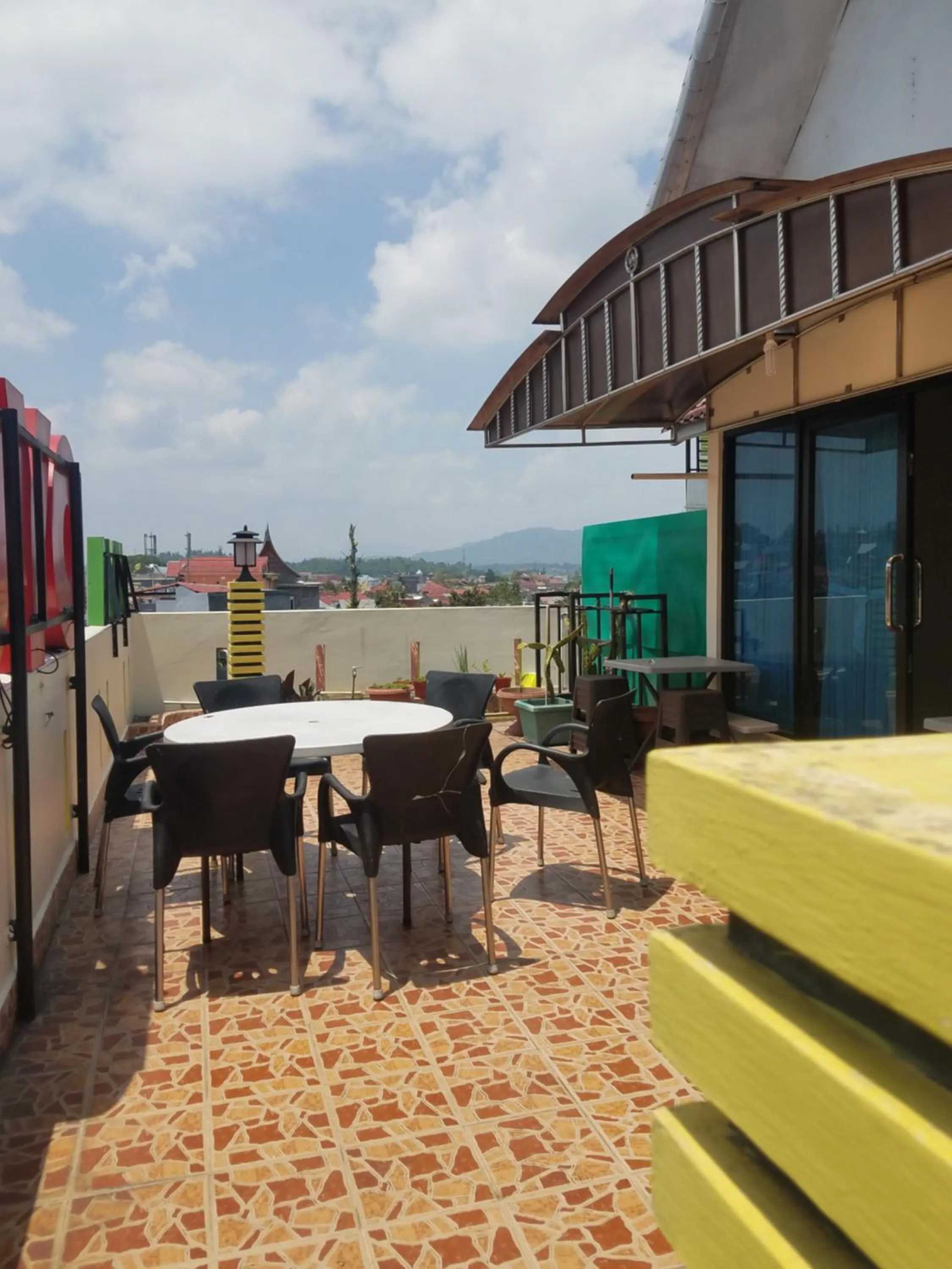 Restaurant/places to eat in Mina Homestay Syariah