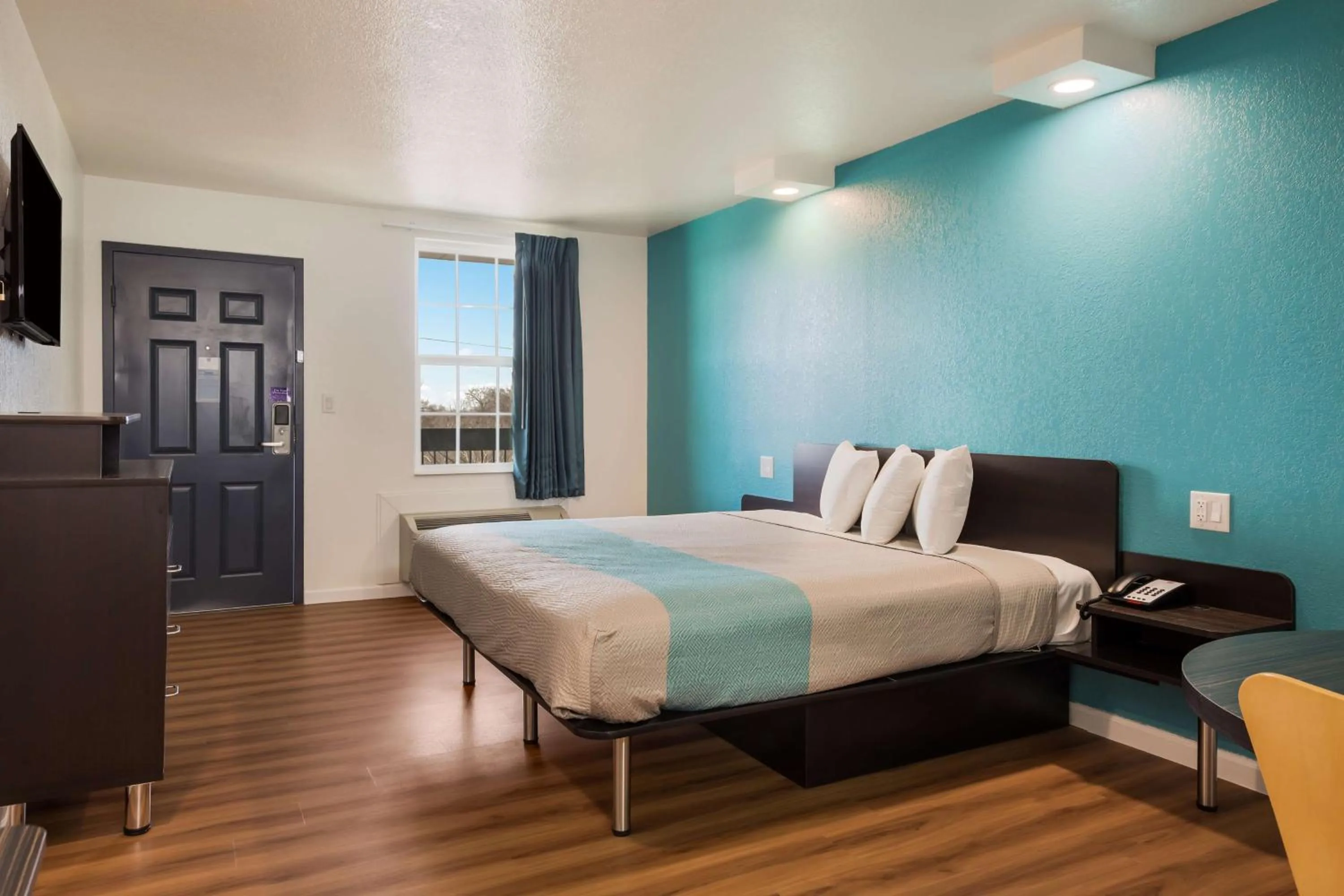 Photo of the whole room, Bed in Motel 6-Temple, TX