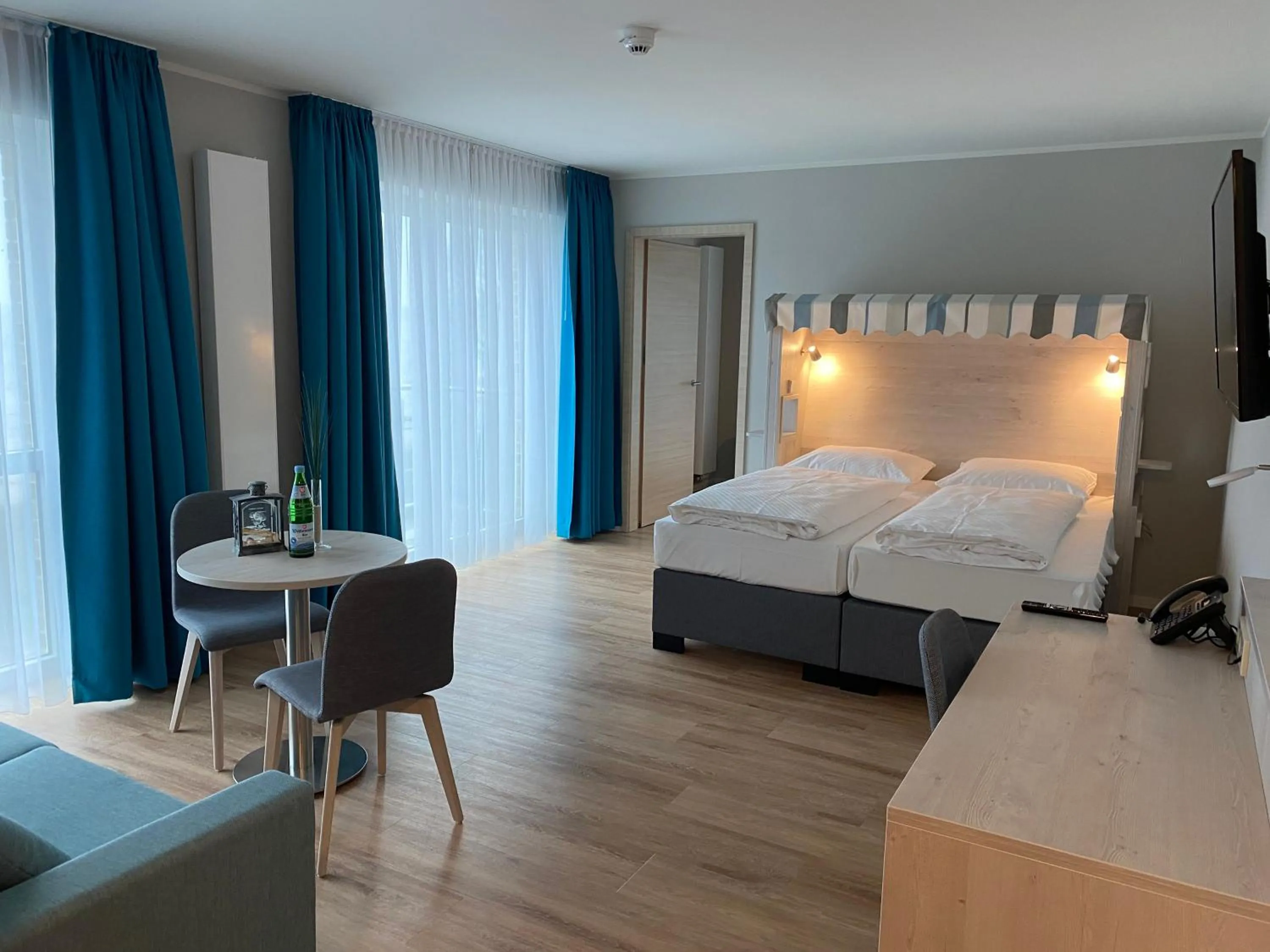 Photo of the whole room, Bed in BeachSide