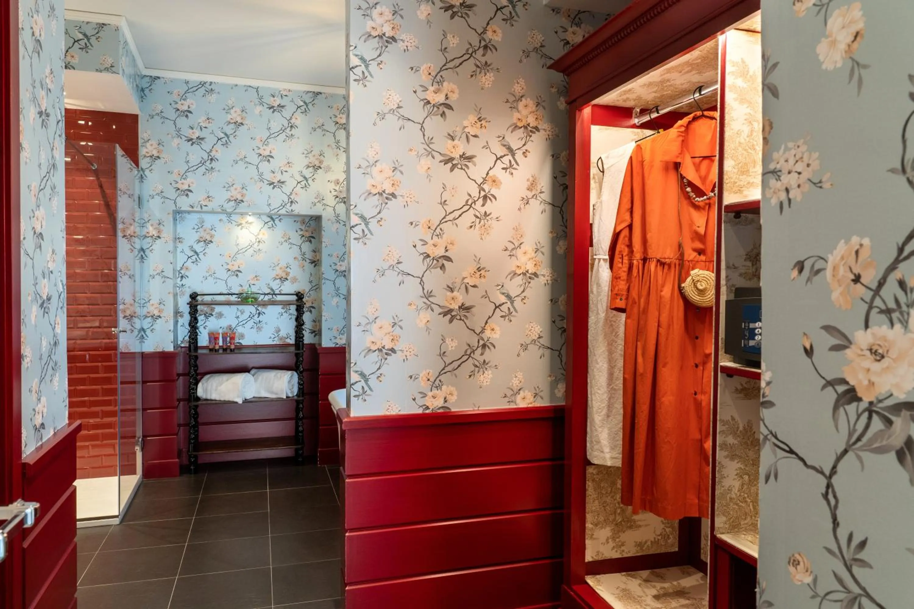 Bathroom, Bed in Q92 Noto