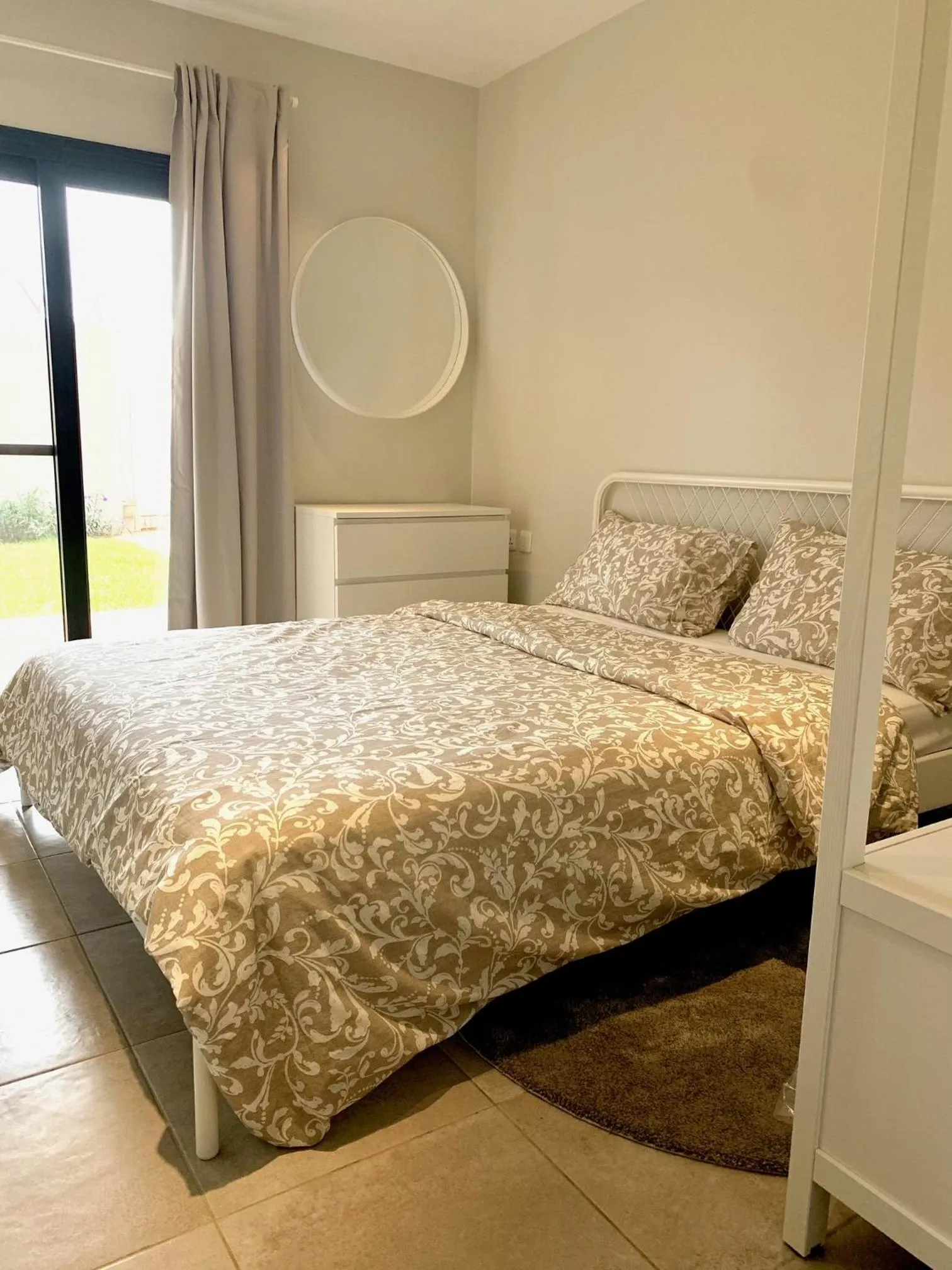 Bedroom, Bed in Forest View Apartments