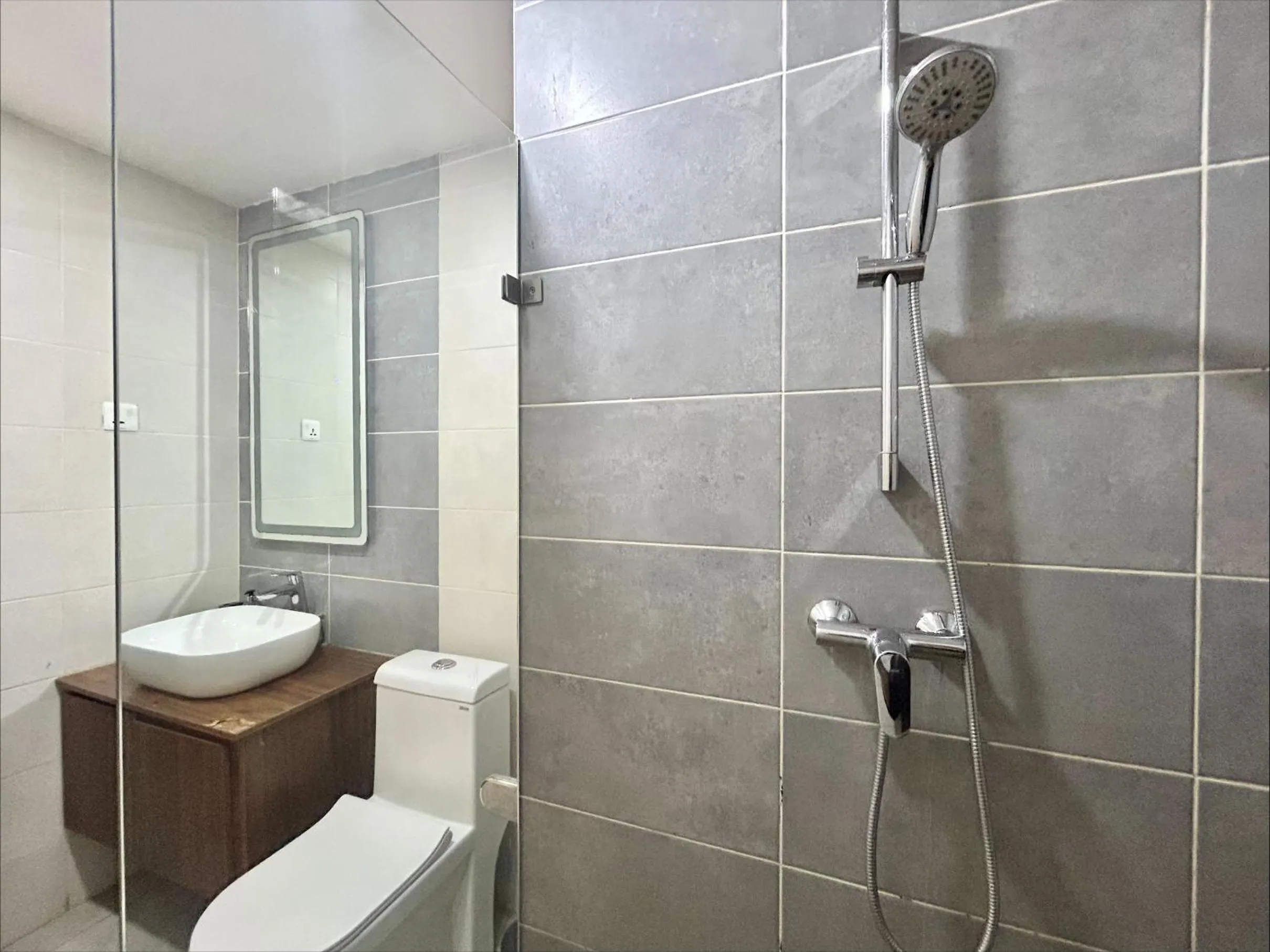 Shower in Forest View Apartments