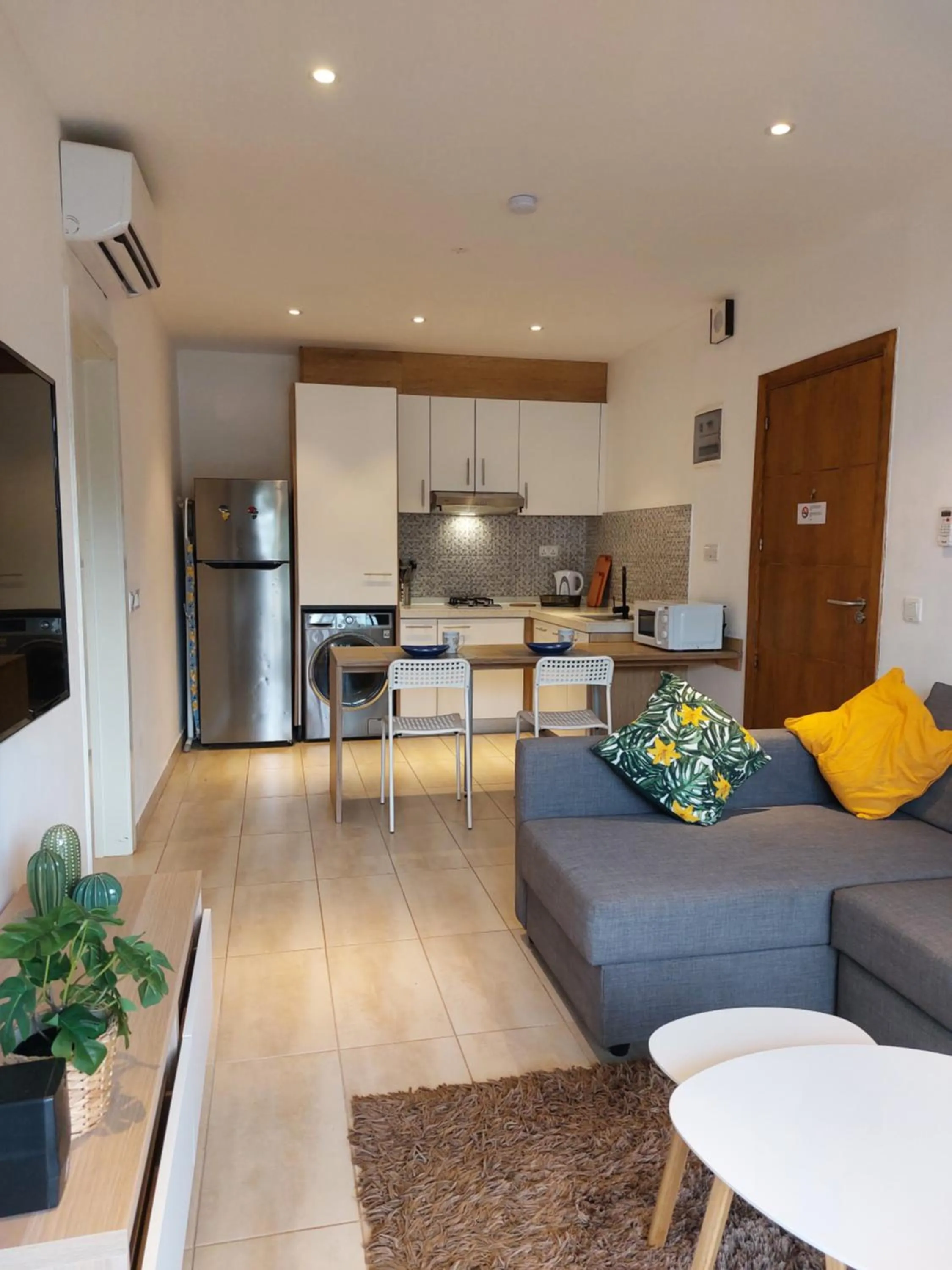 Living room in Forest View Apartments