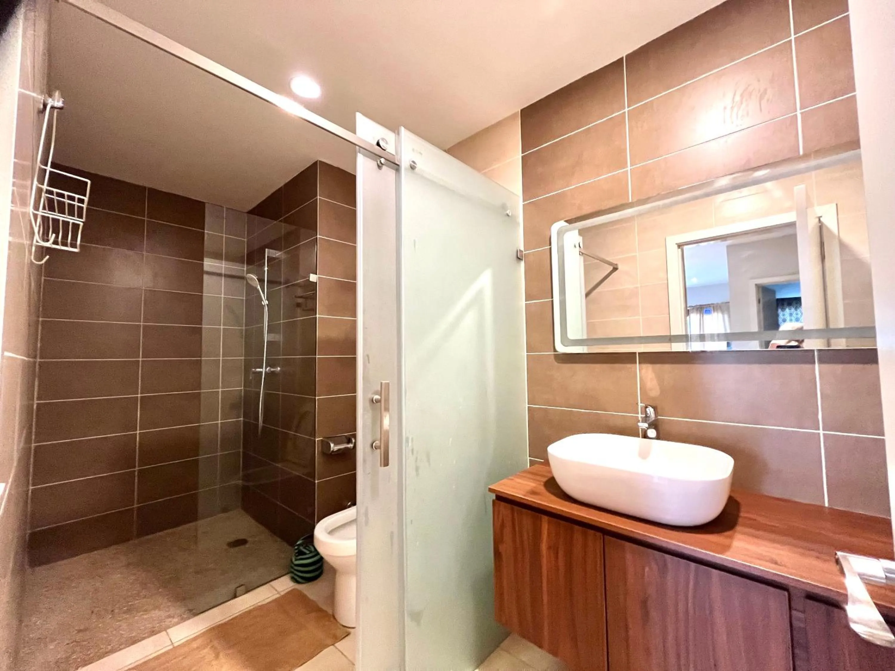 Shower in Forest View Apartments