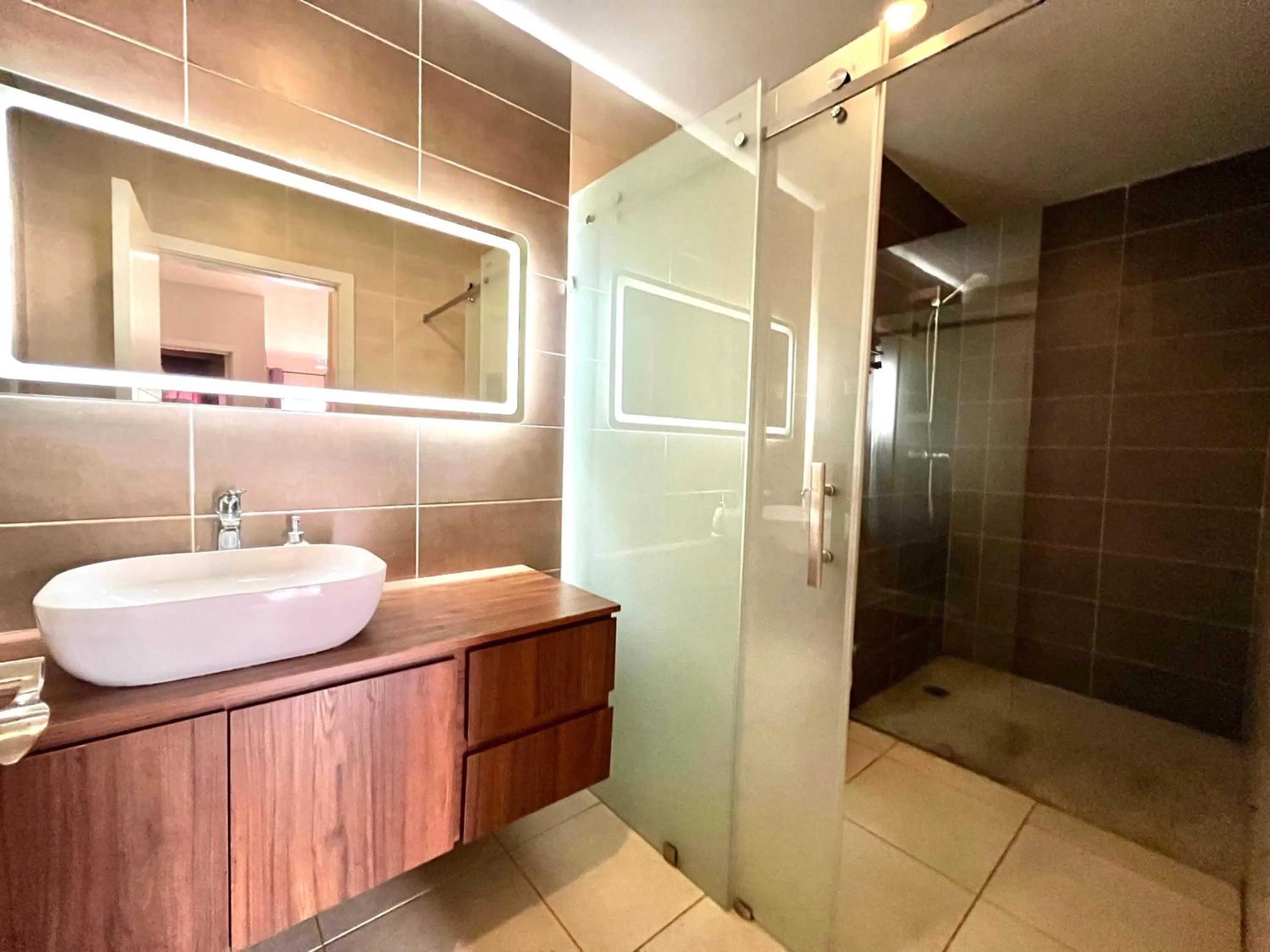 Shower in Forest View Apartments