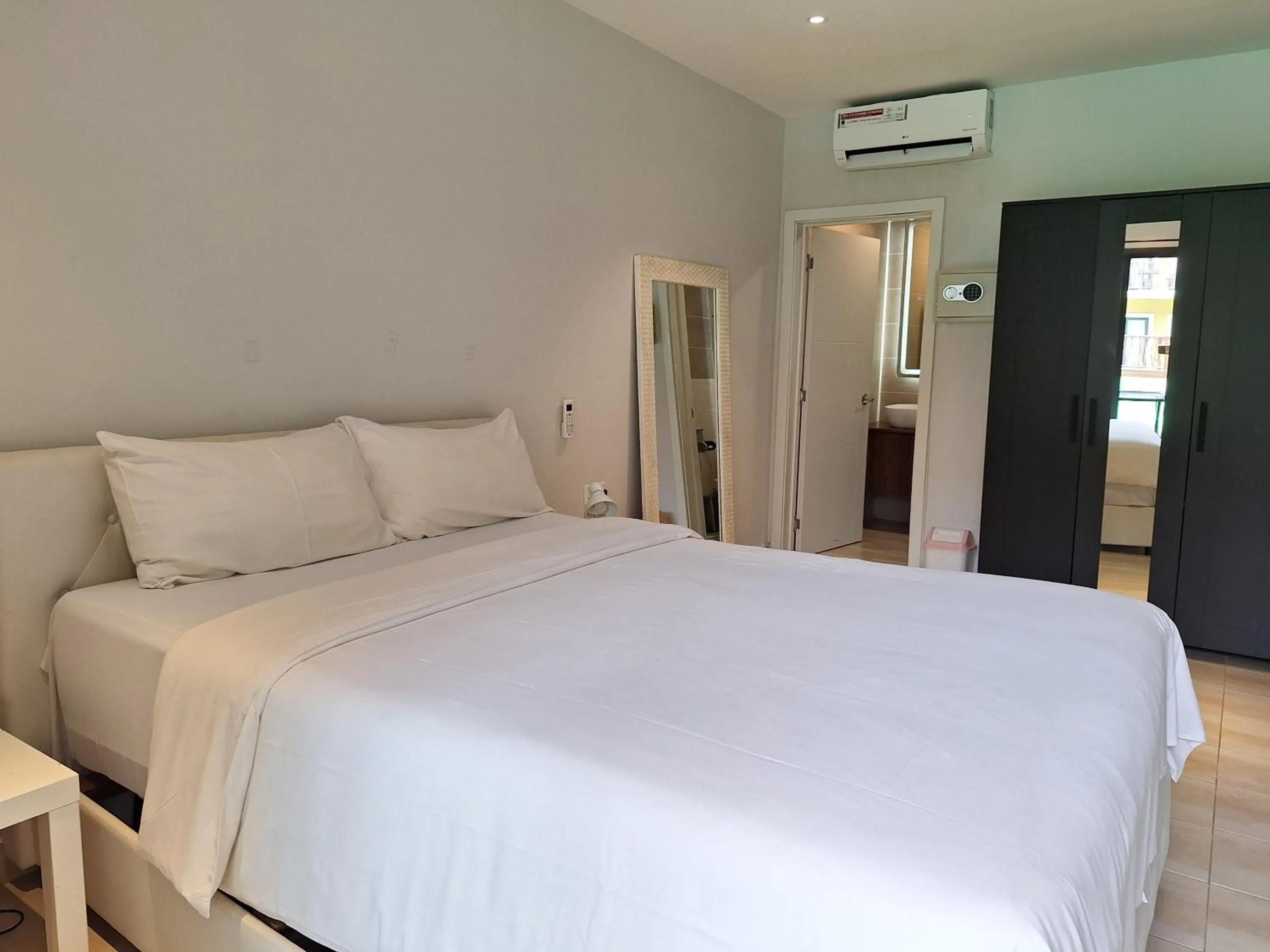 Bedroom, Bed in Forest View Apartments