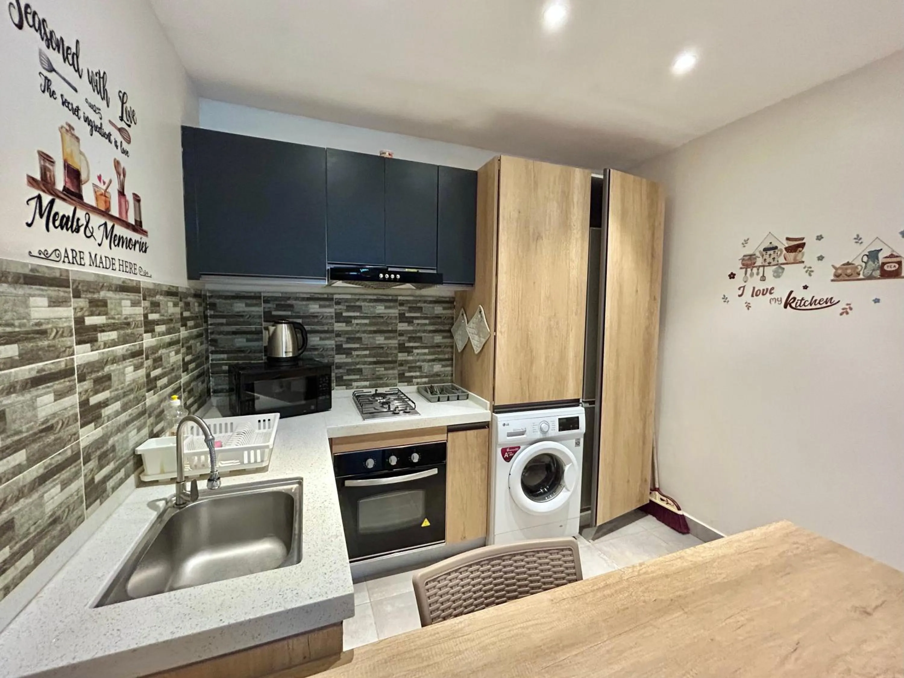 microwave in Forest View Apartments