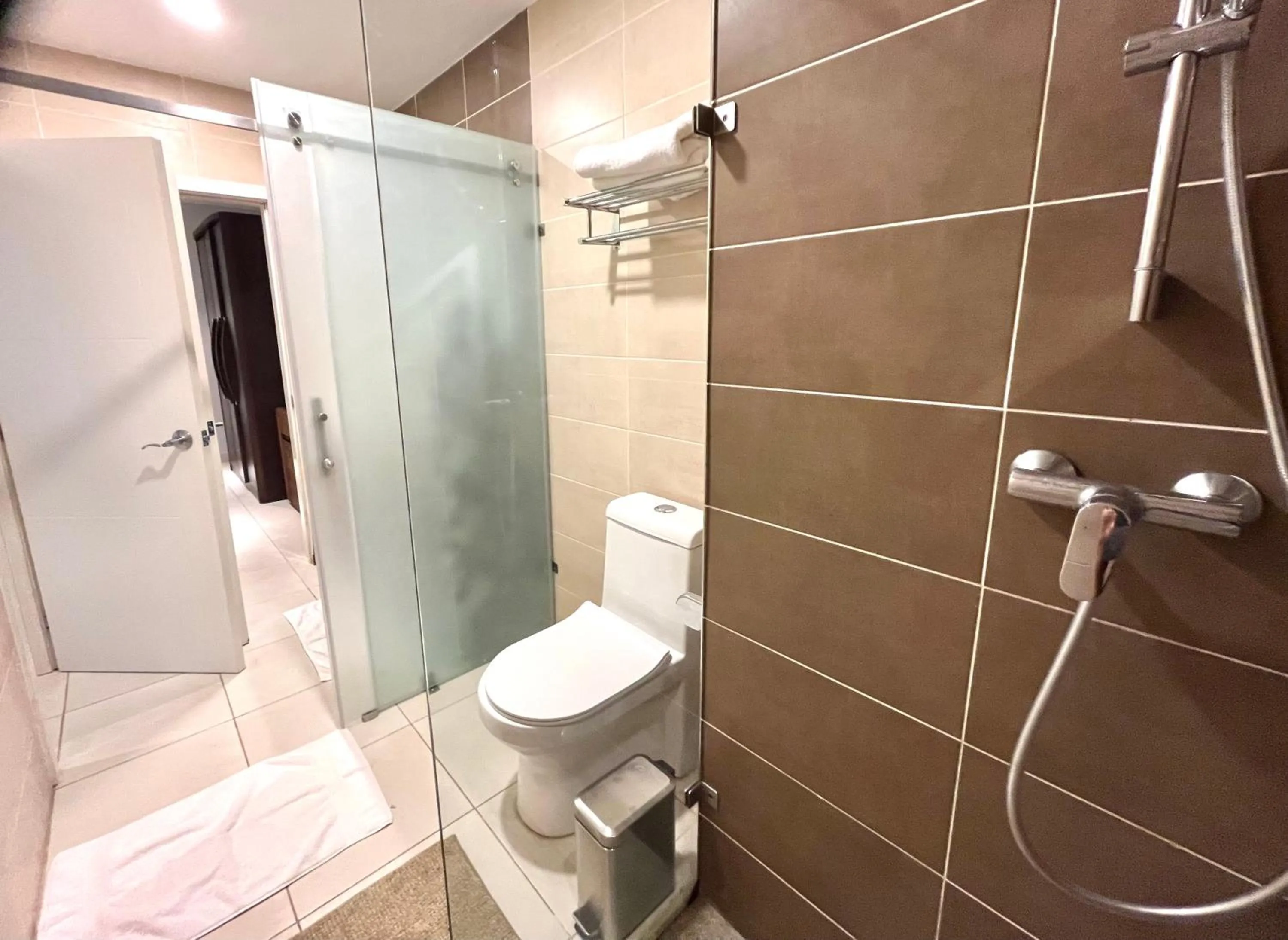 Shower in Forest View Apartments