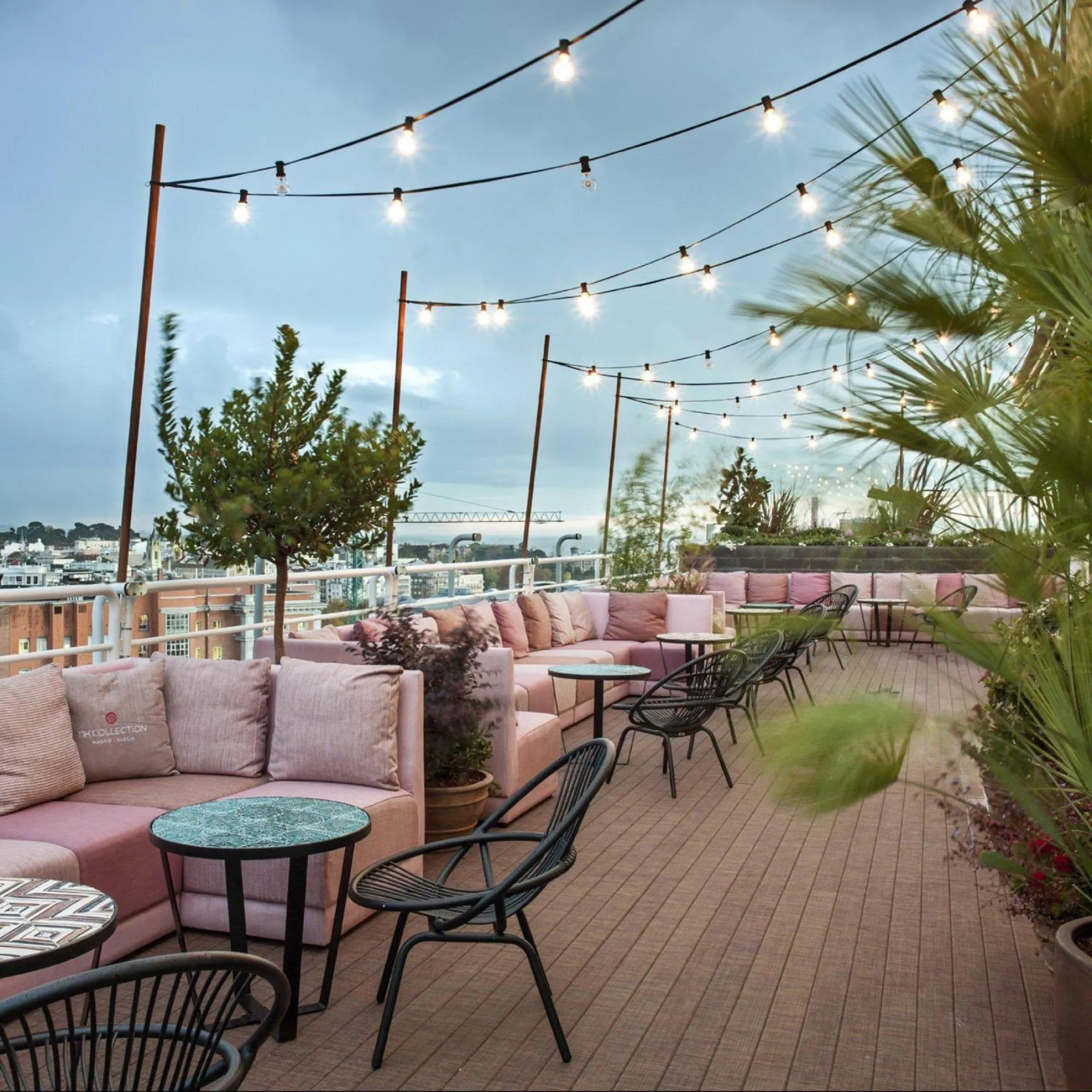 Lounge or bar in NH Collection Madrid Suecia