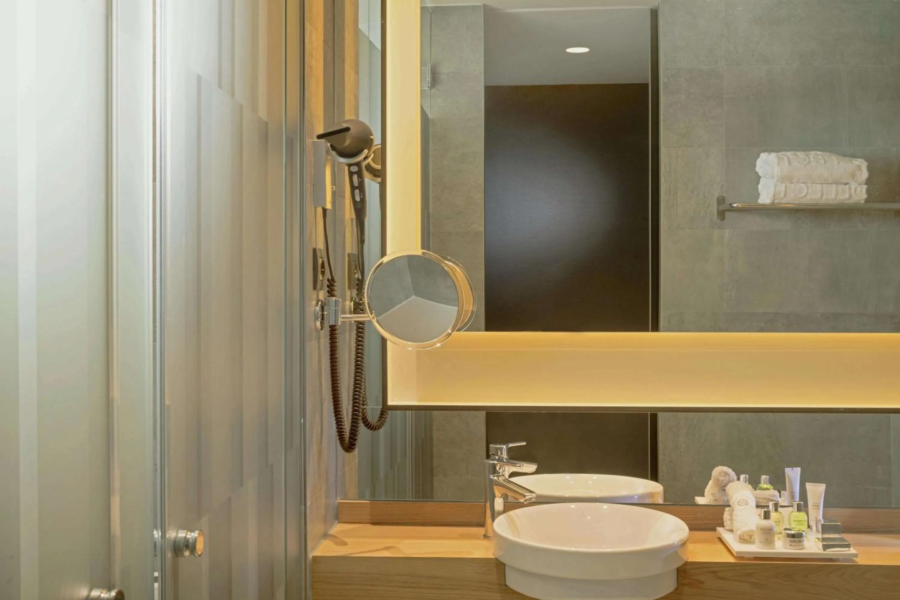 Bathroom in NH Collection Madrid Suecia