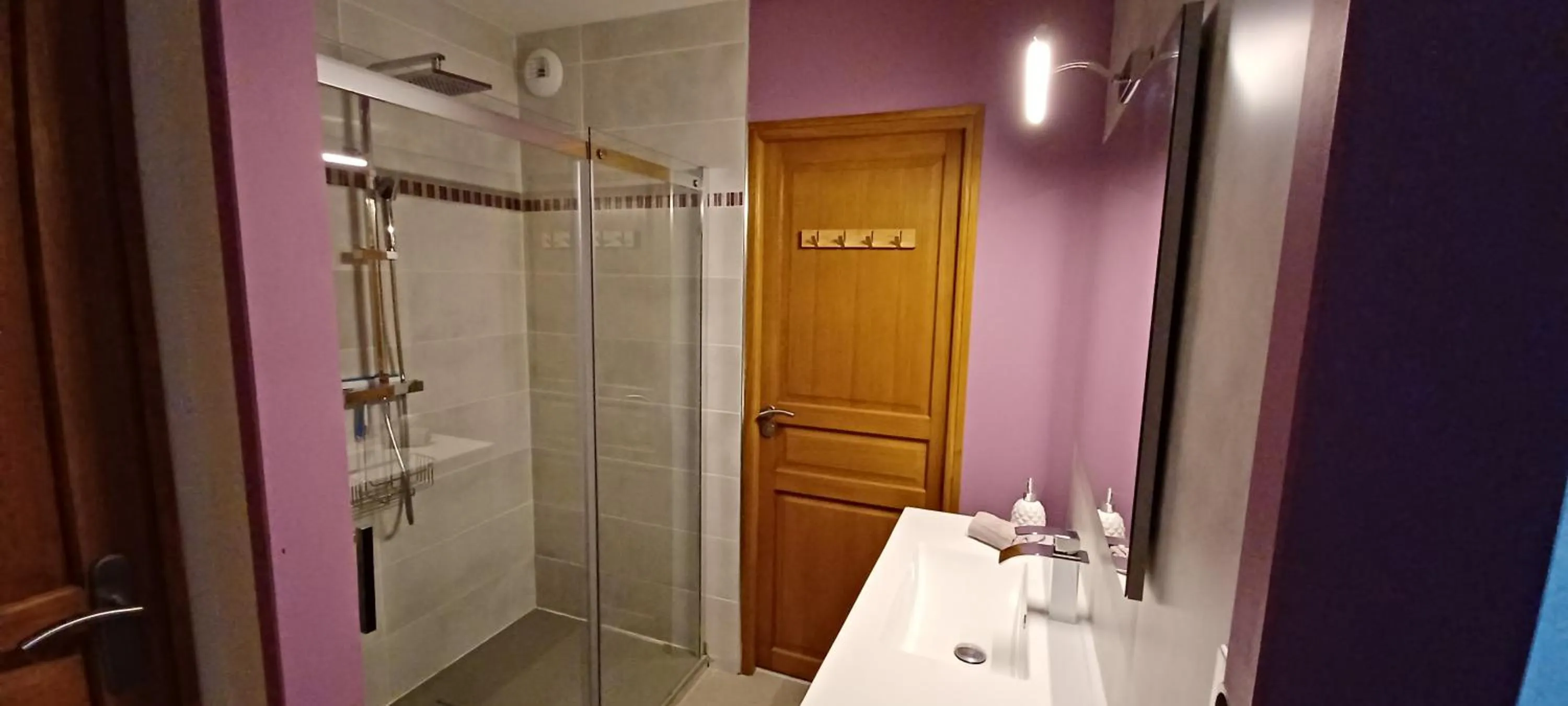 Bathroom in Au Petit Pressoir