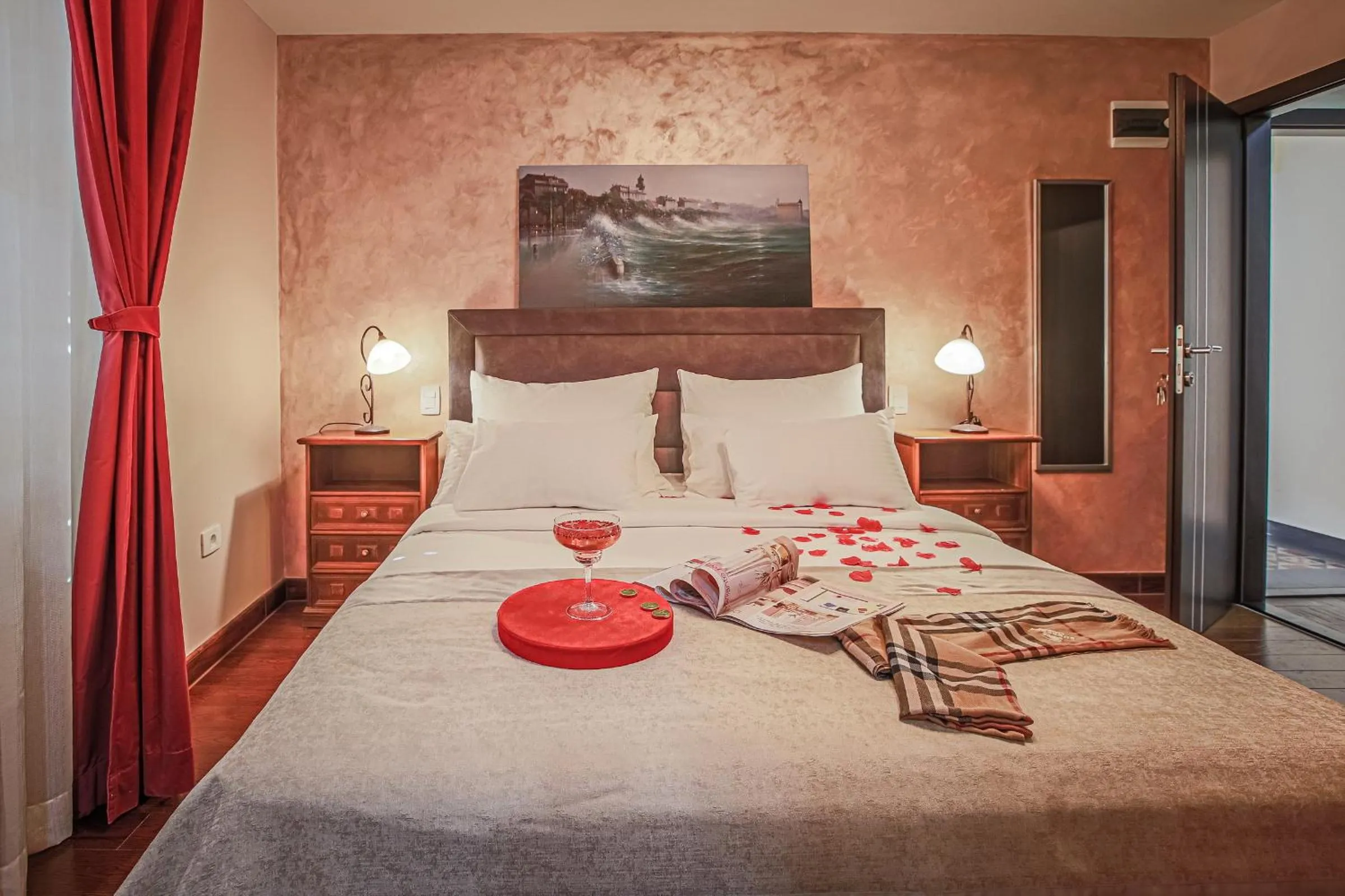 Photo of the whole room, Bed in Theatre luxury rooms