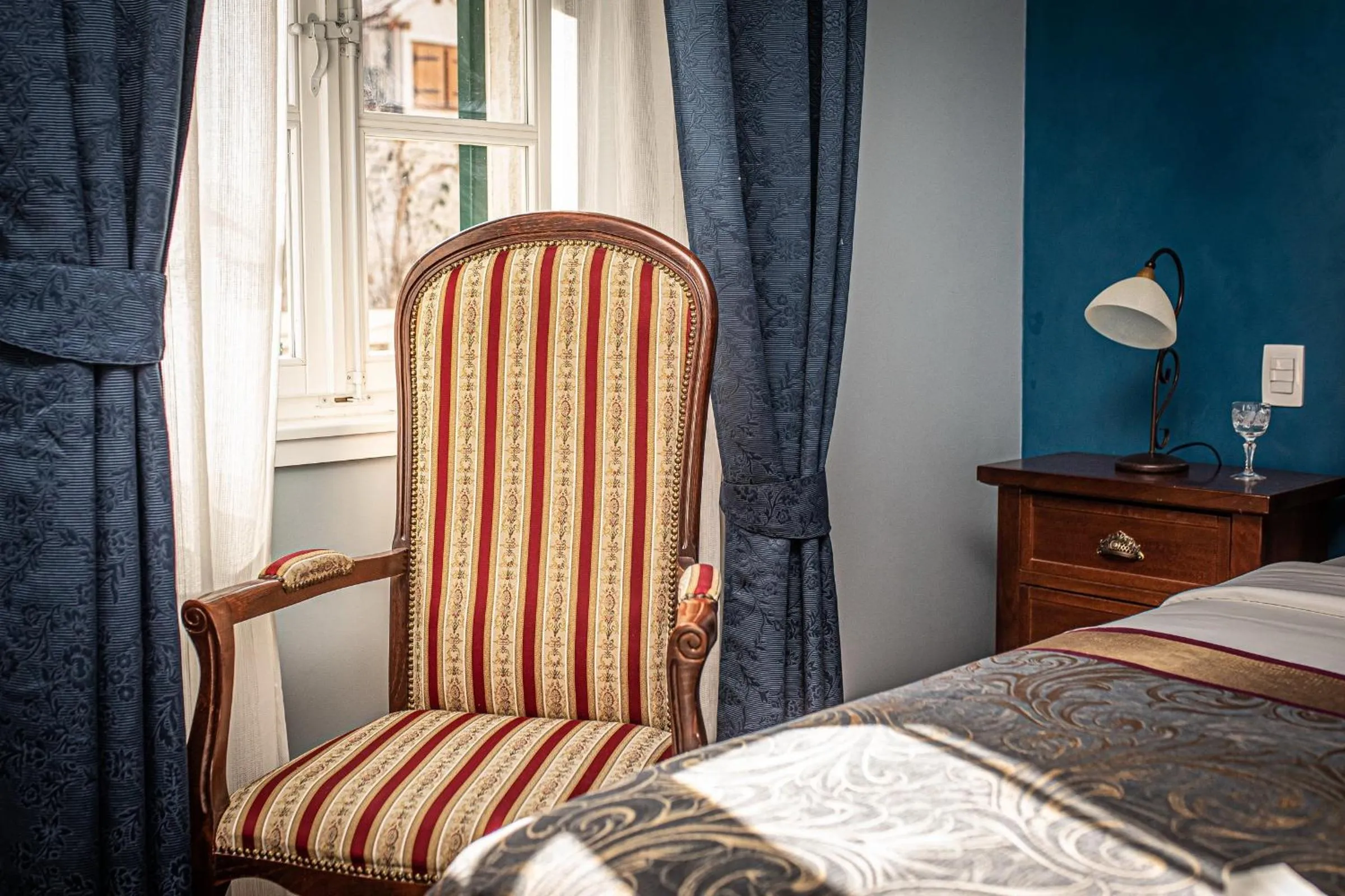 Seating area, Bed in Theatre luxury rooms