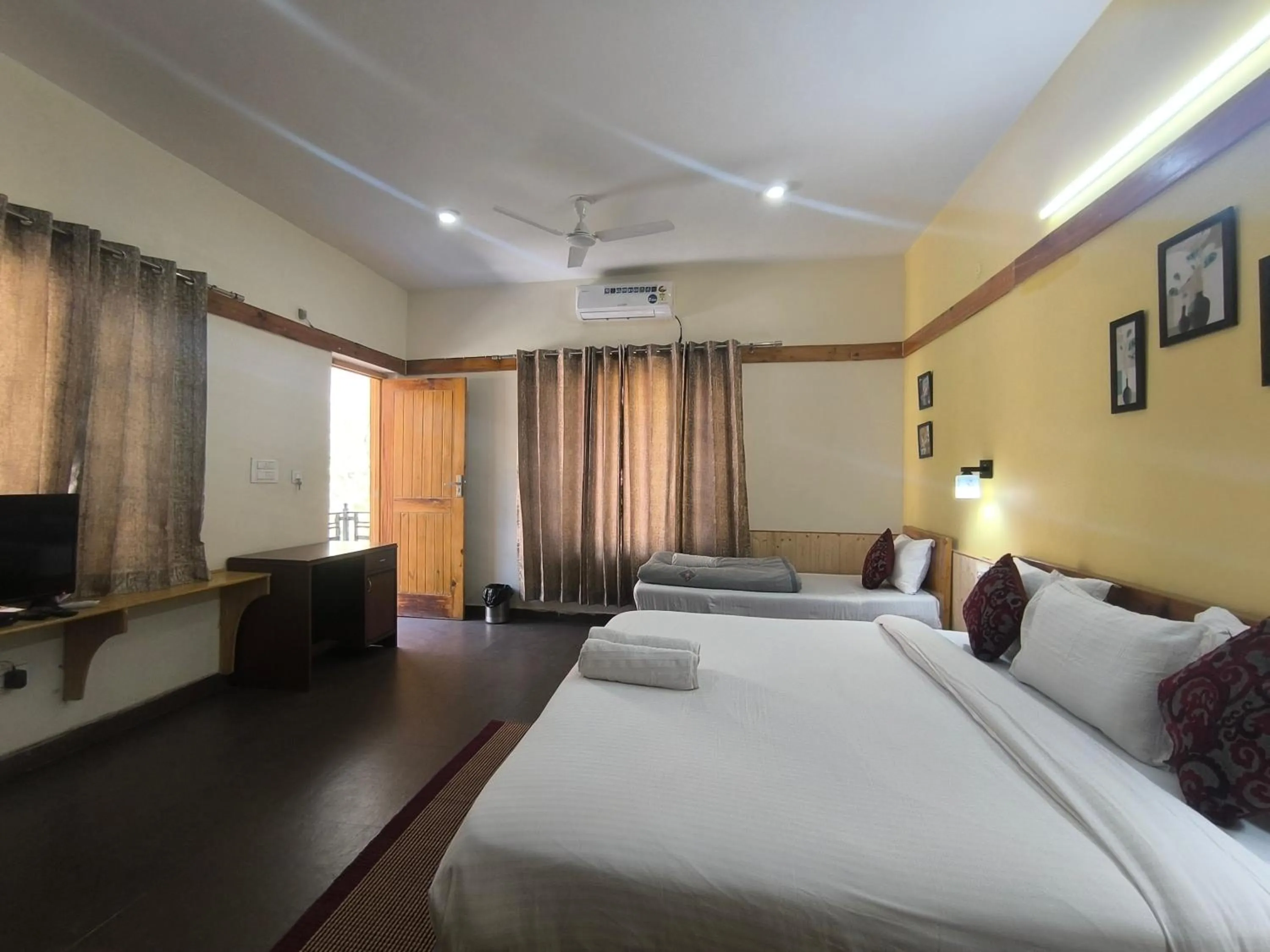 Bed in Tirthan Grand Riverside