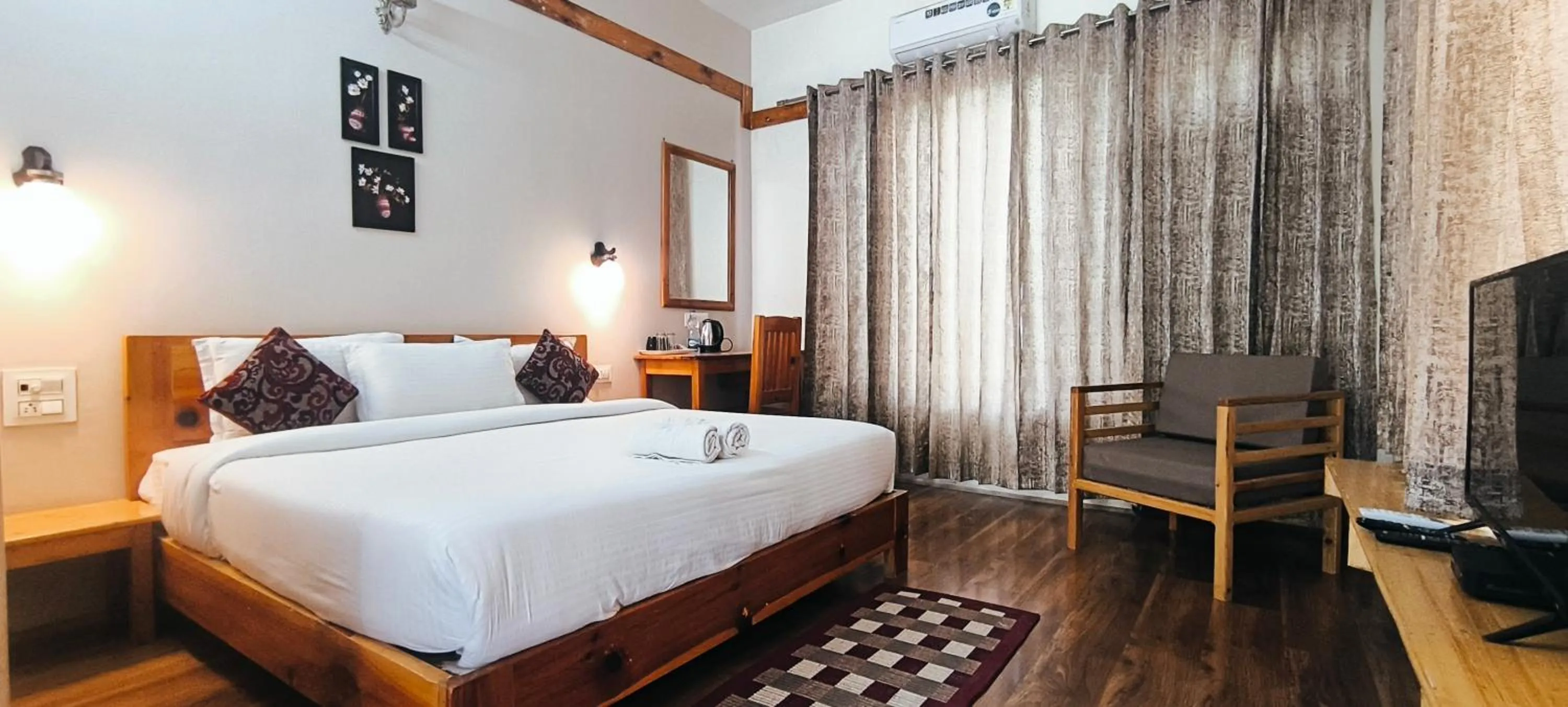 Bed in Tirthan Grand Riverside