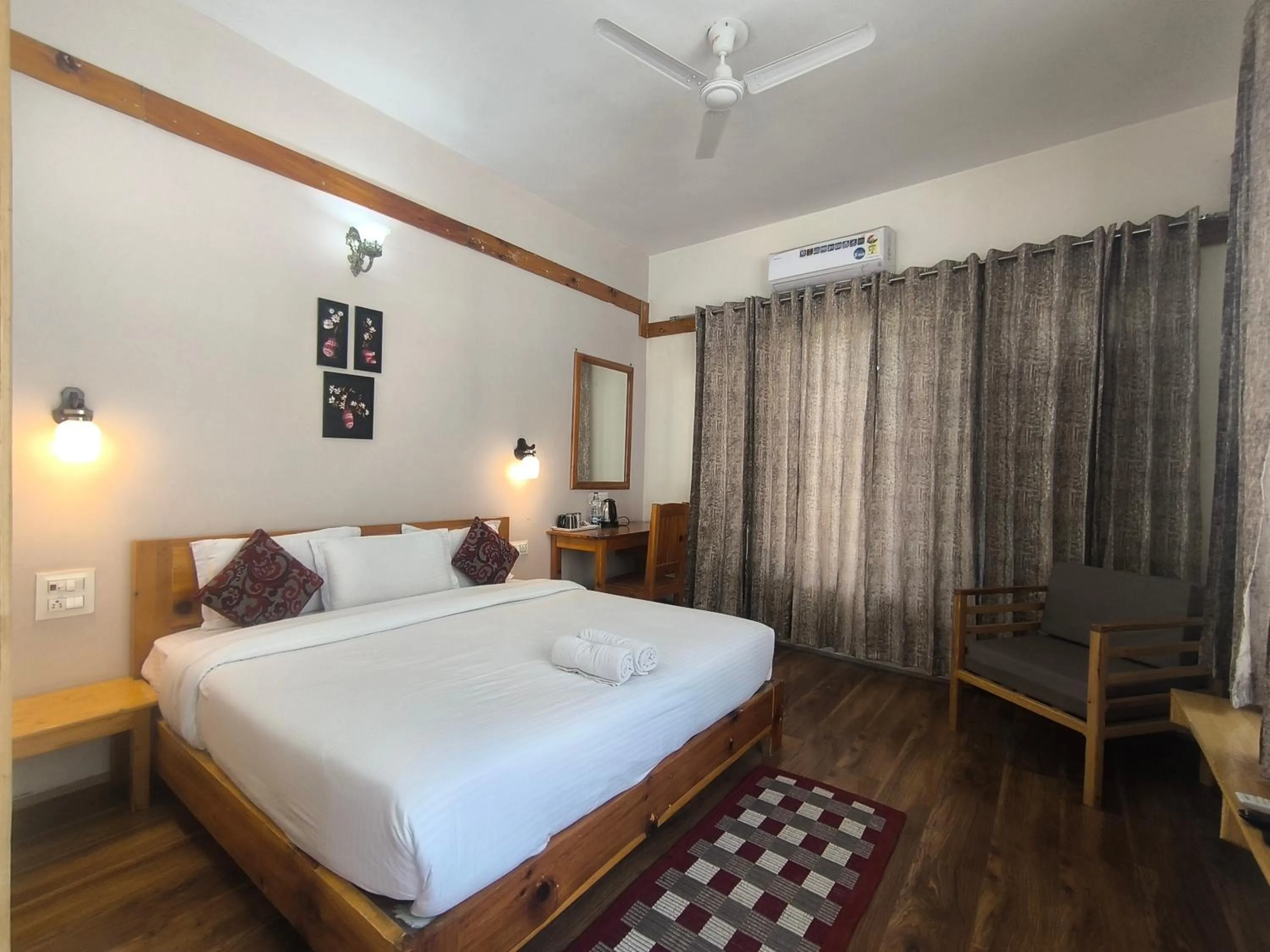 Bed in Tirthan Grand Riverside